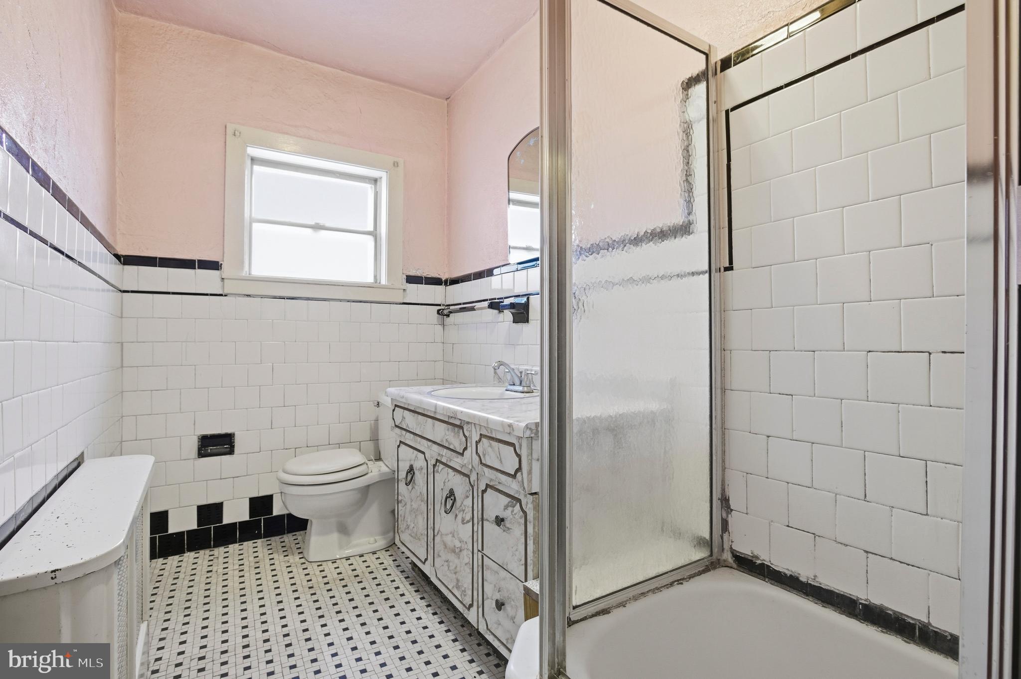 QUEEN VILLAGE - Residential