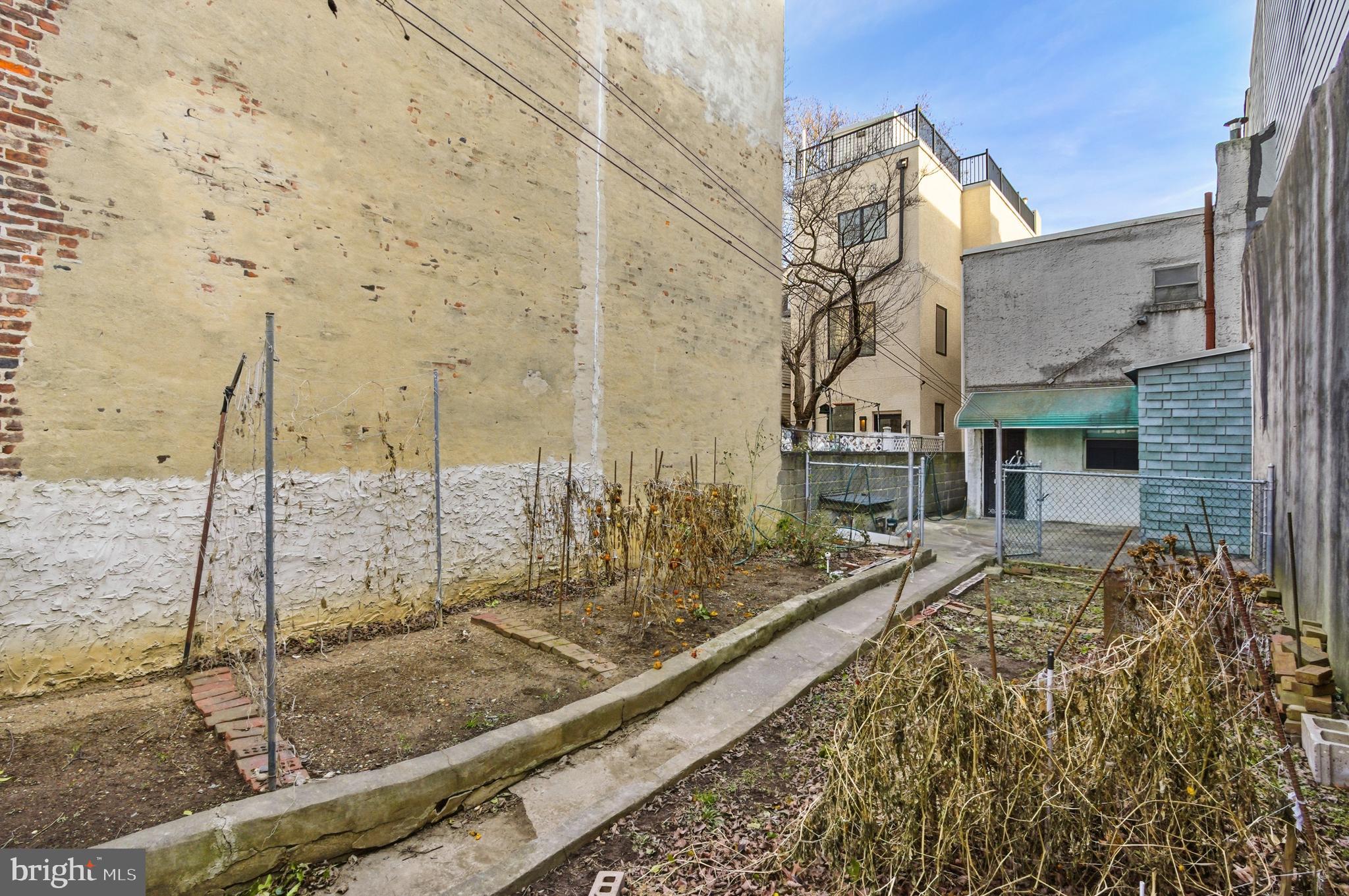 QUEEN VILLAGE - Residential