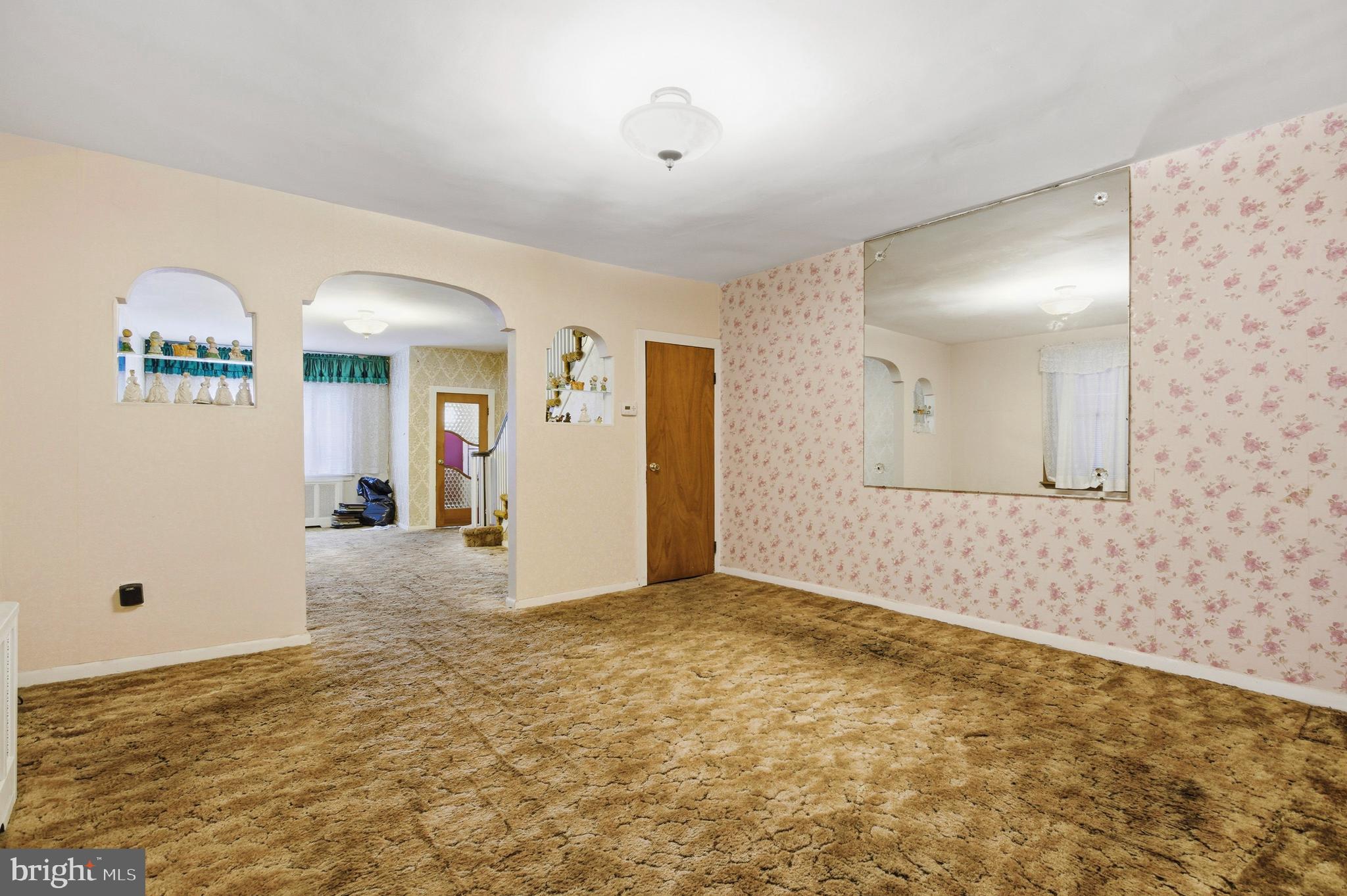 QUEEN VILLAGE - Residential