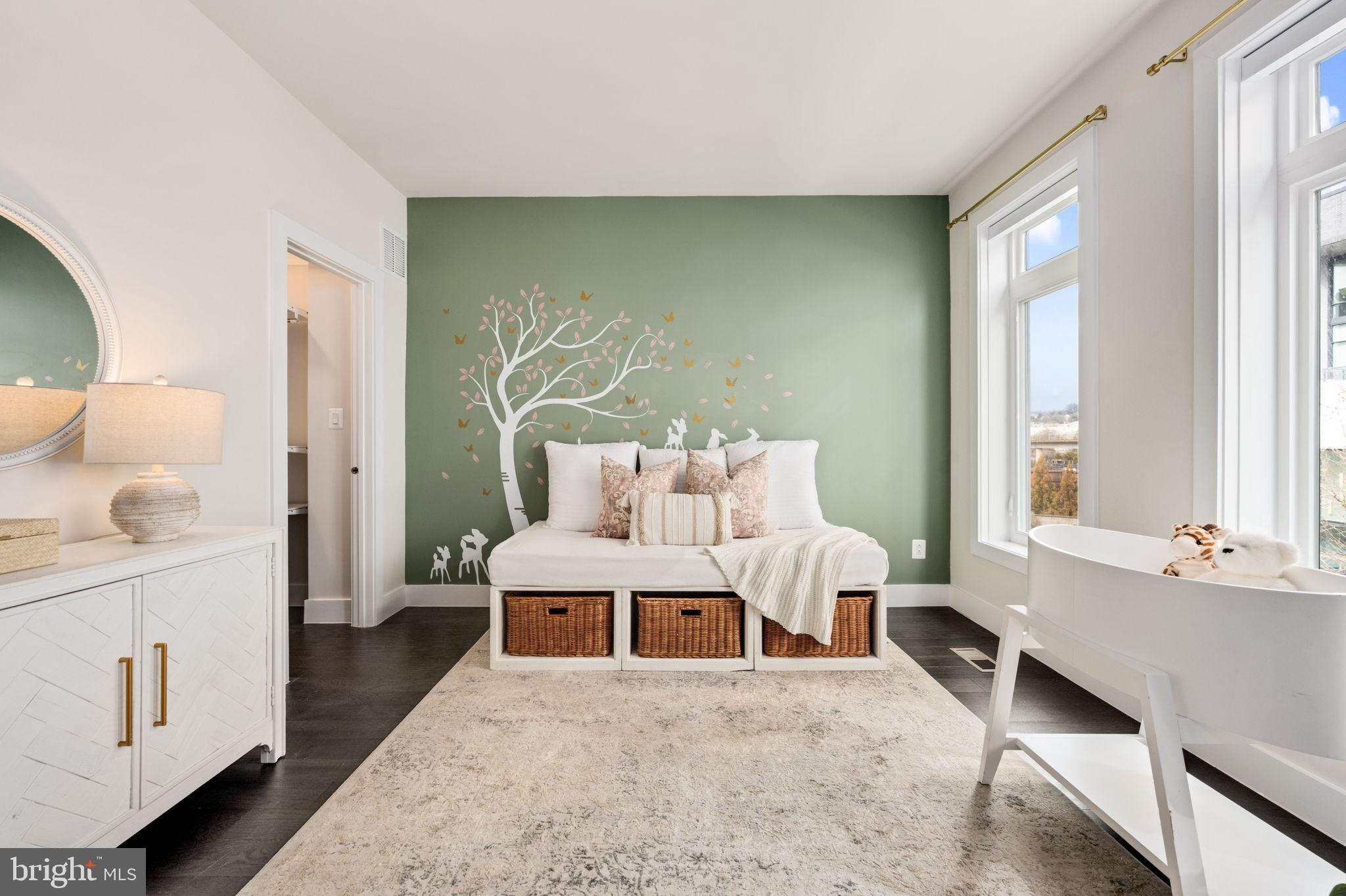 EISENHOWER SQUARE - Residential