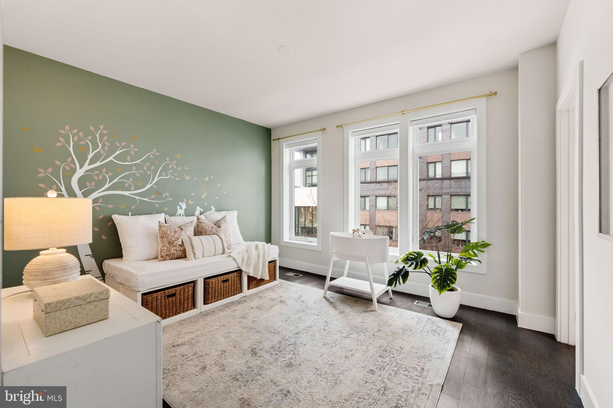 EISENHOWER SQUARE - Residential