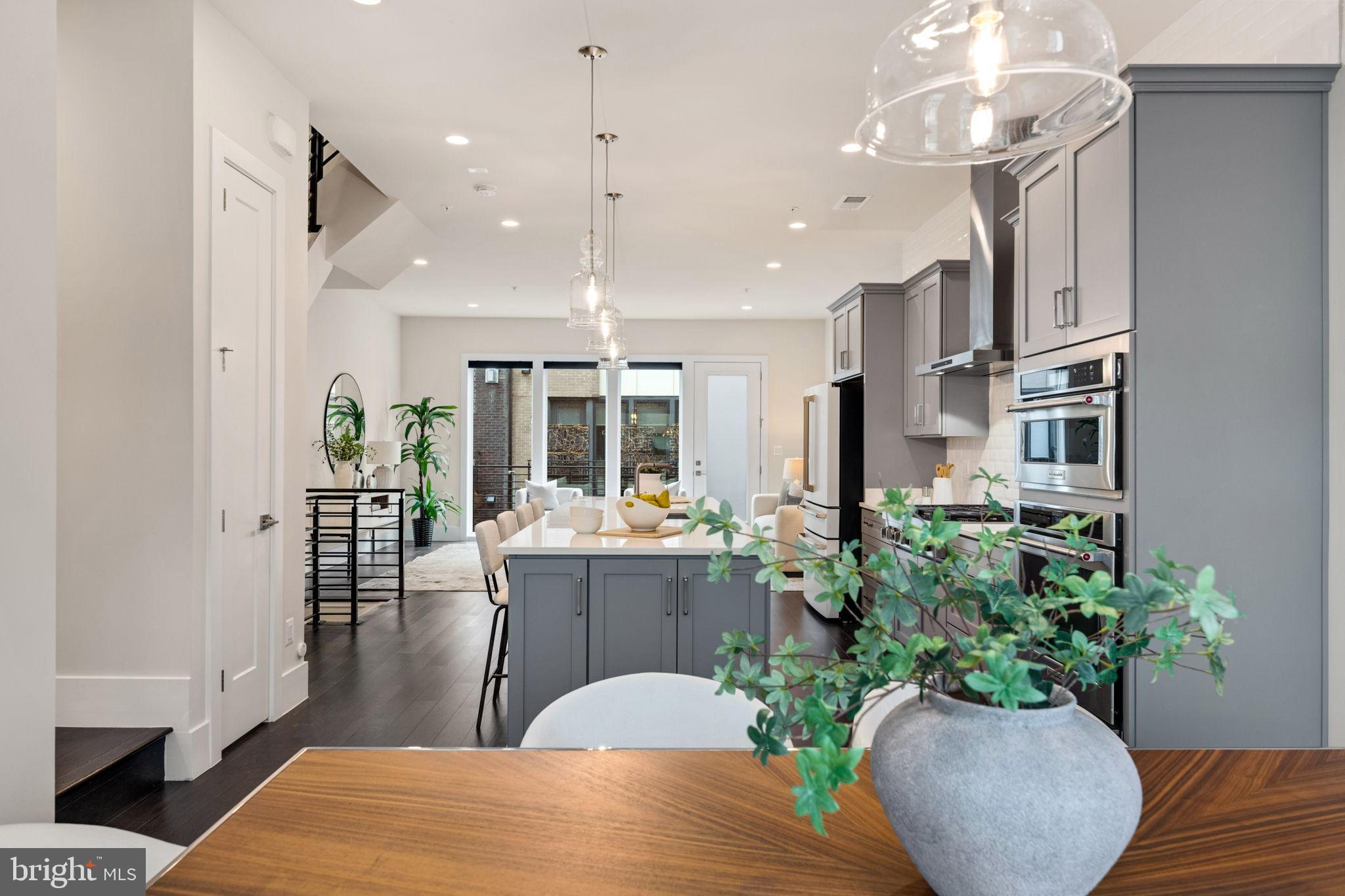 EISENHOWER SQUARE - Residential