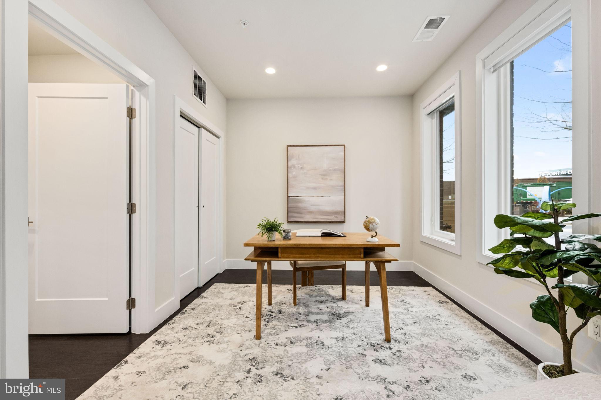 EISENHOWER SQUARE - Residential