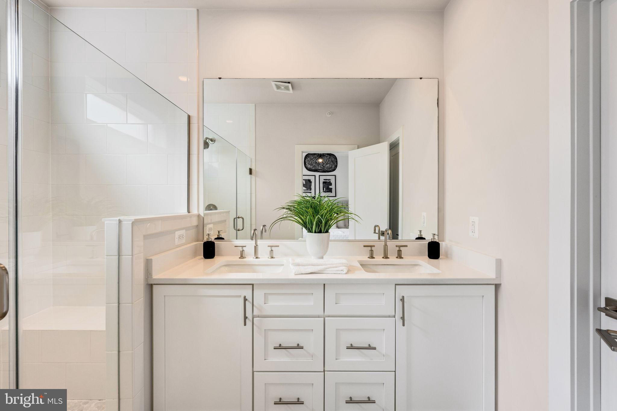 EISENHOWER SQUARE - Residential