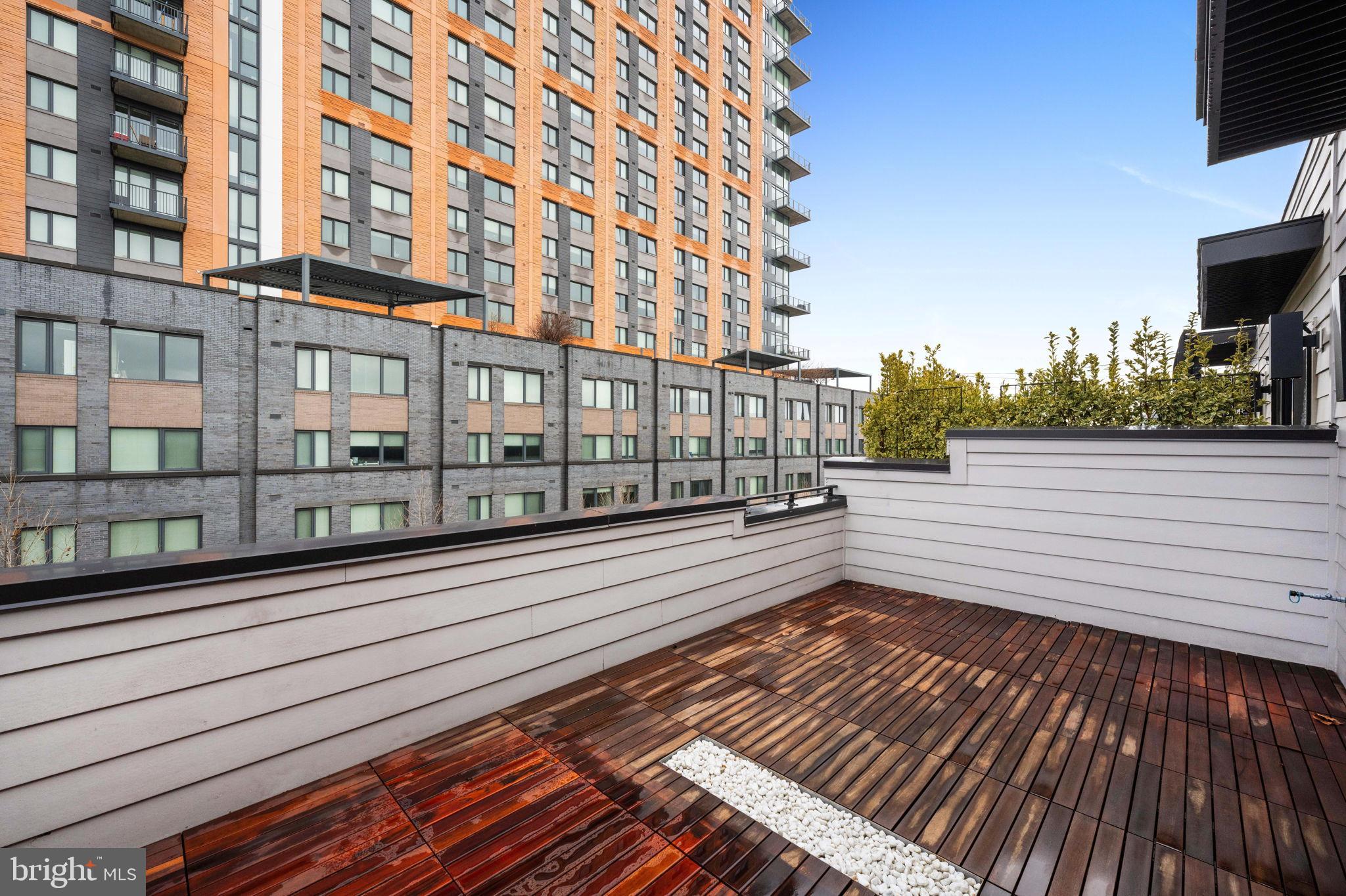 EISENHOWER SQUARE - Residential