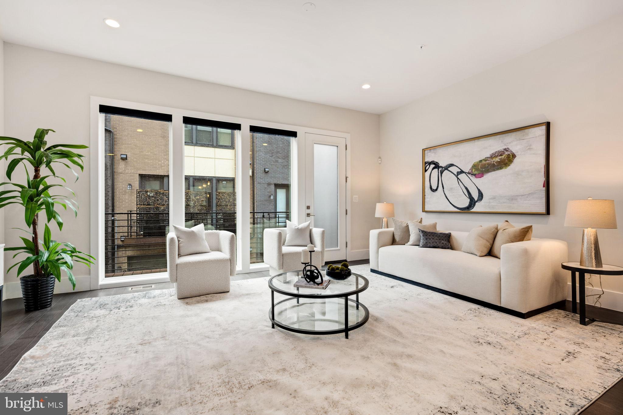 EISENHOWER SQUARE - Residential