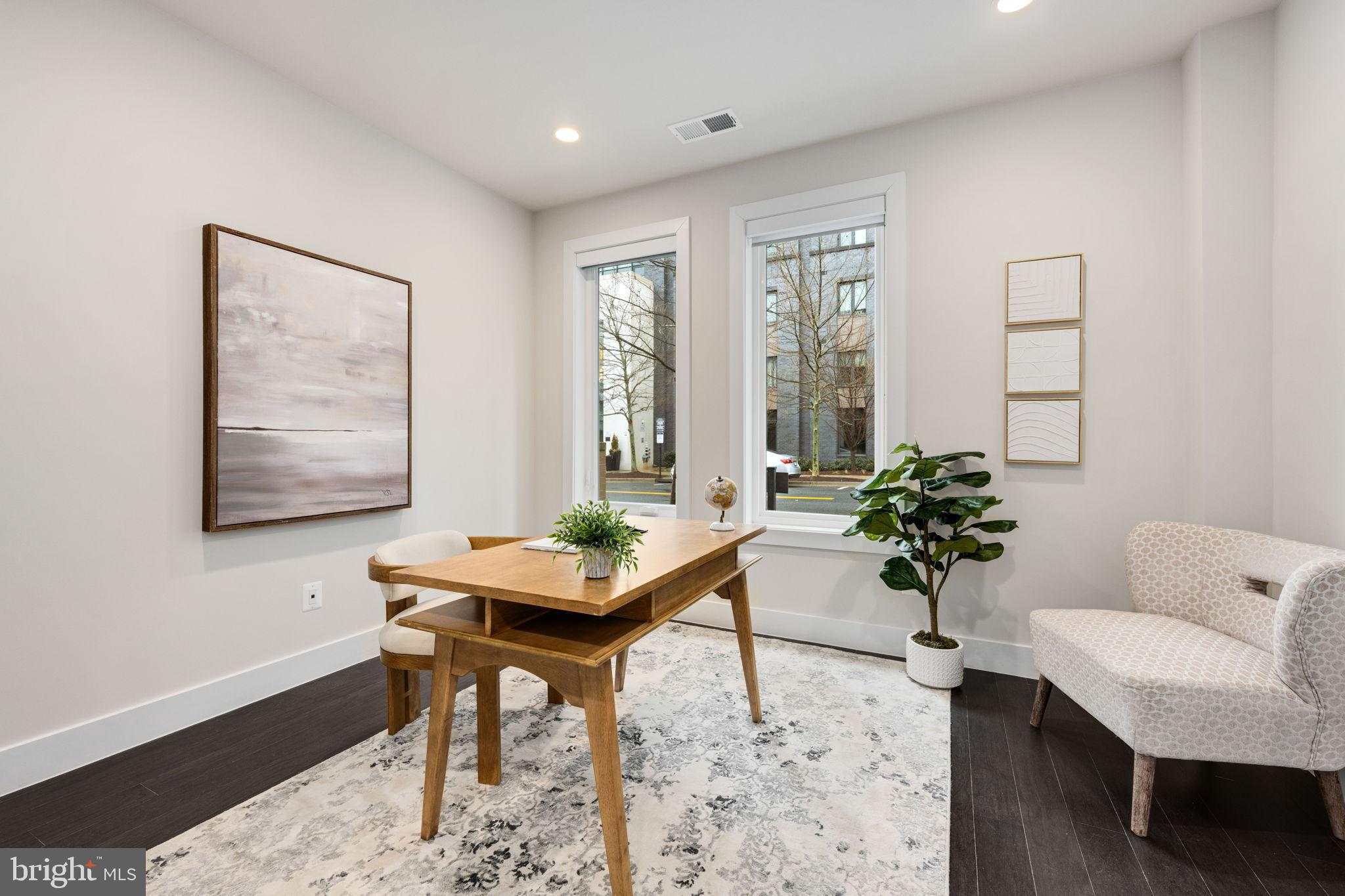 EISENHOWER SQUARE - Residential