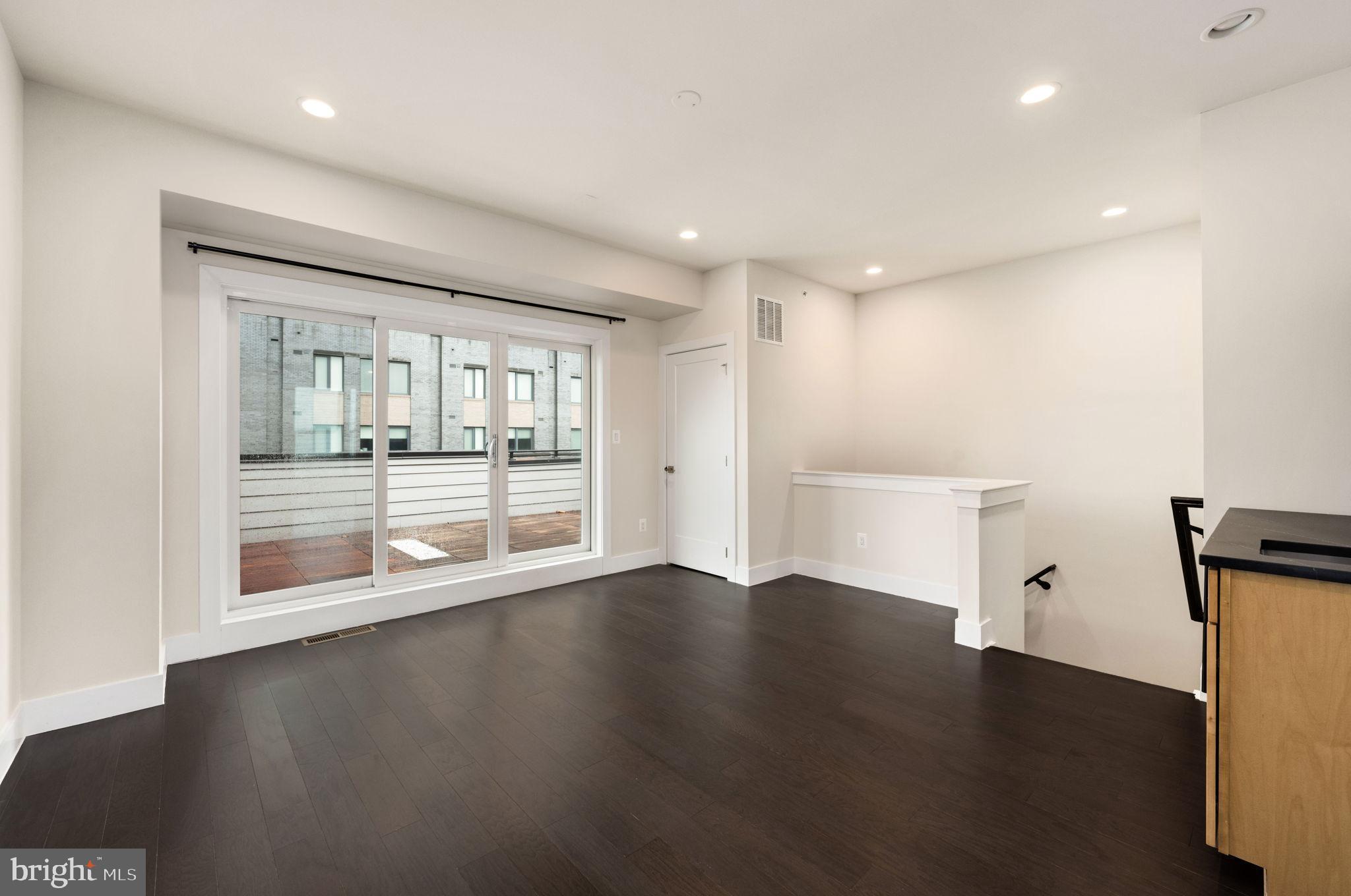 EISENHOWER SQUARE - Residential