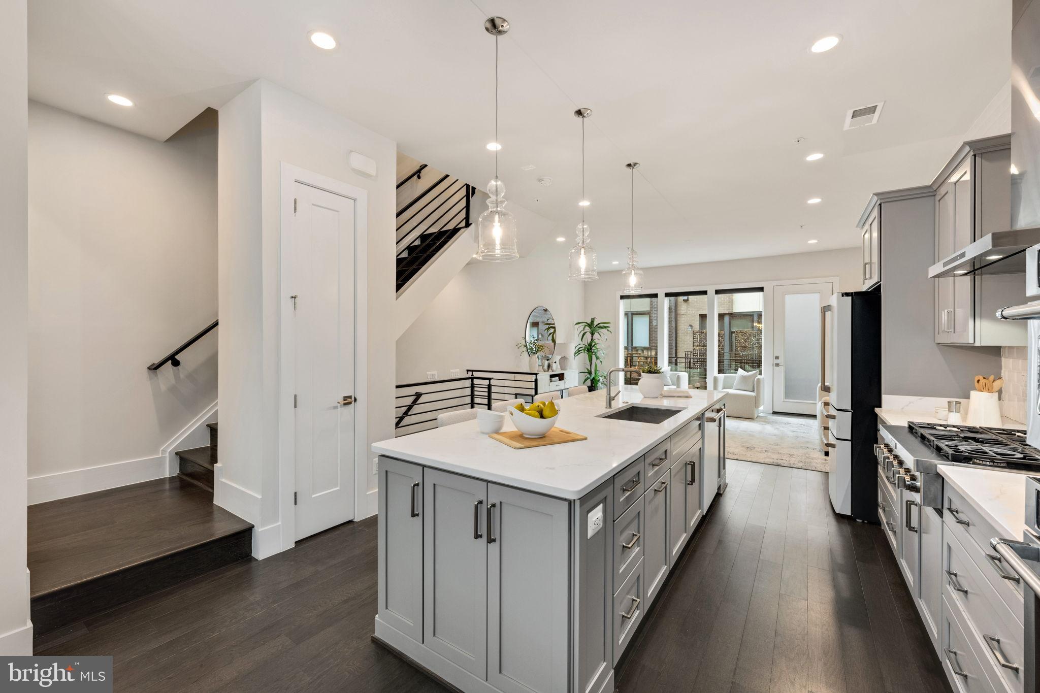 EISENHOWER SQUARE - Residential