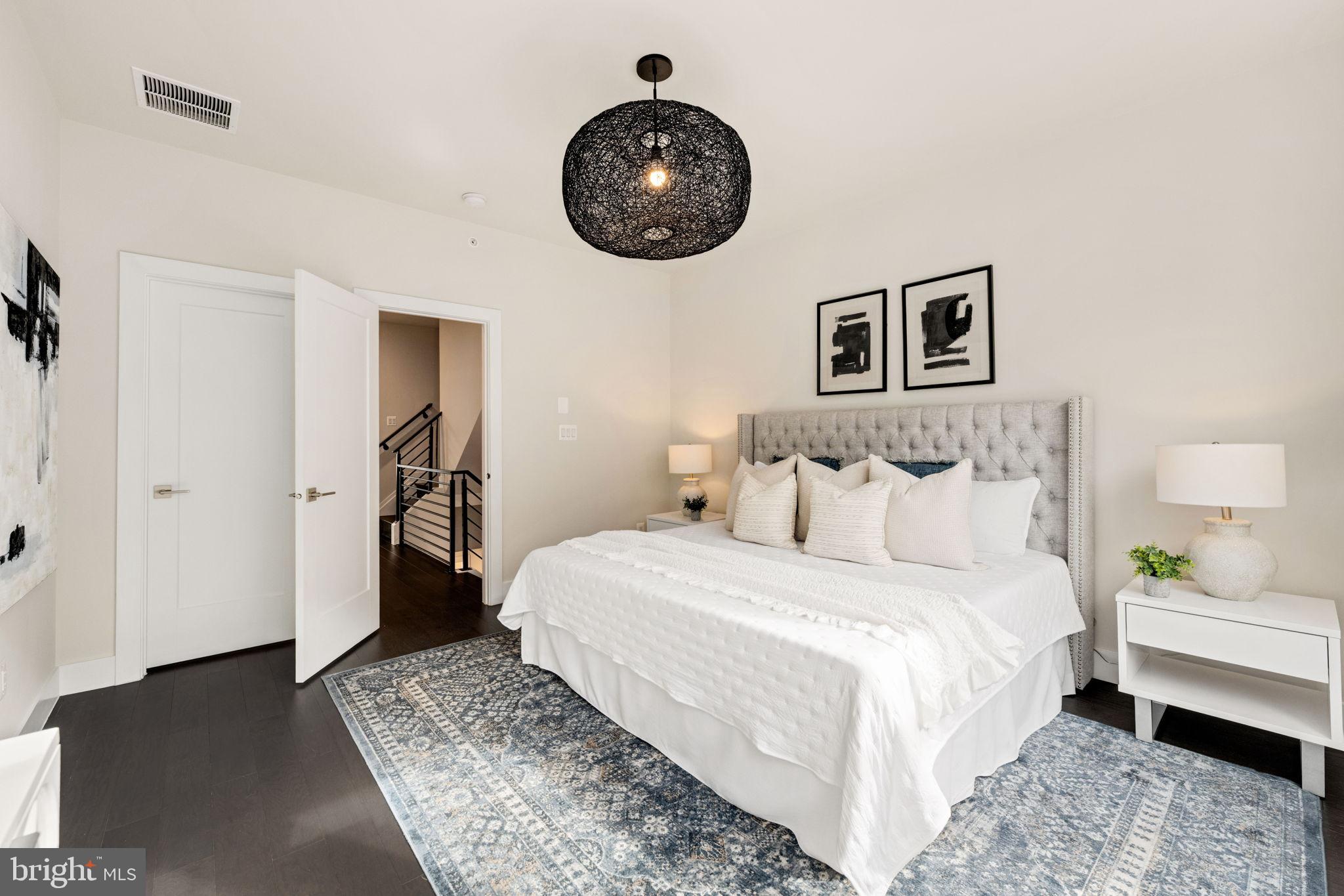 EISENHOWER SQUARE - Residential