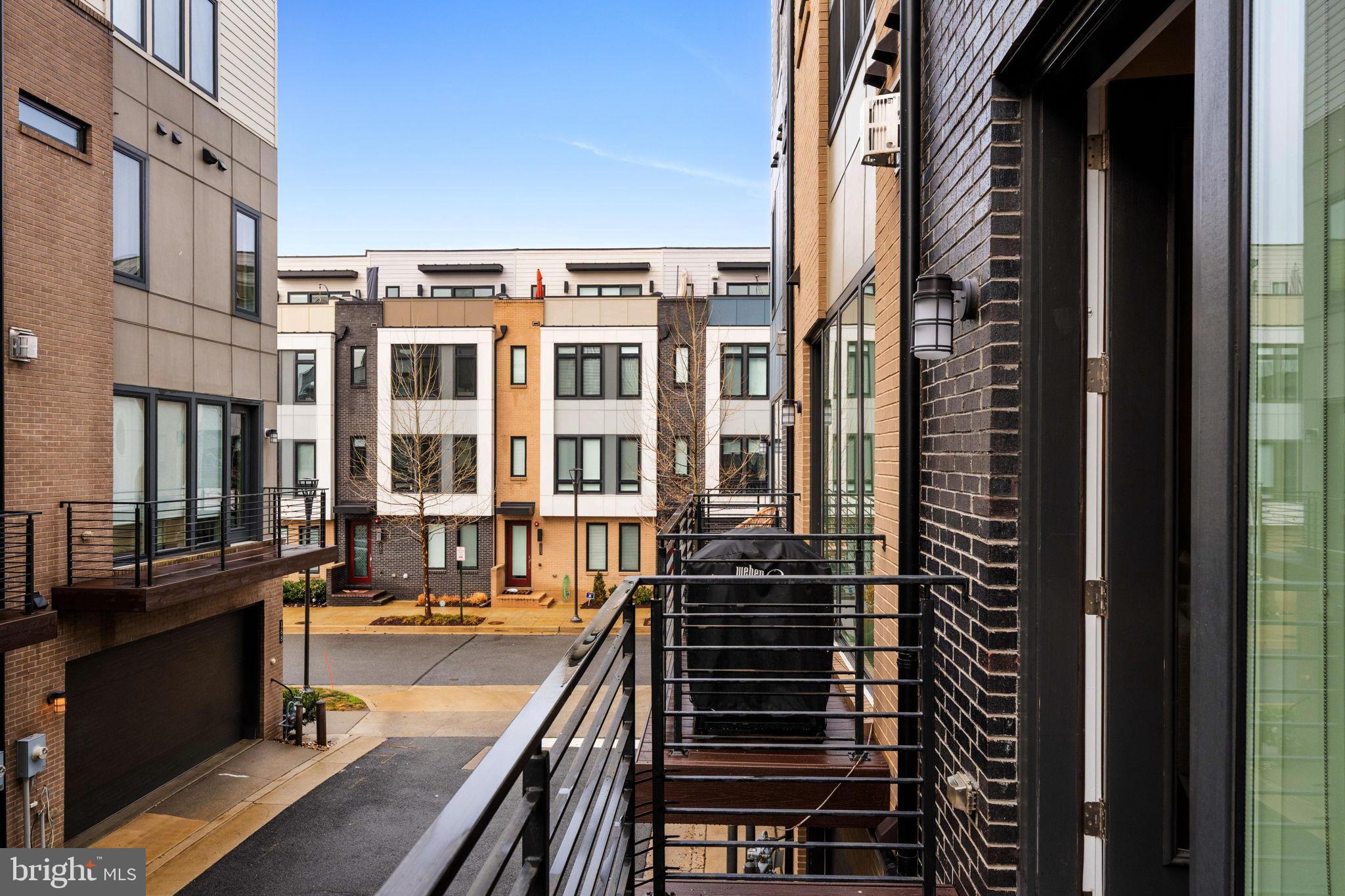 EISENHOWER SQUARE - Residential