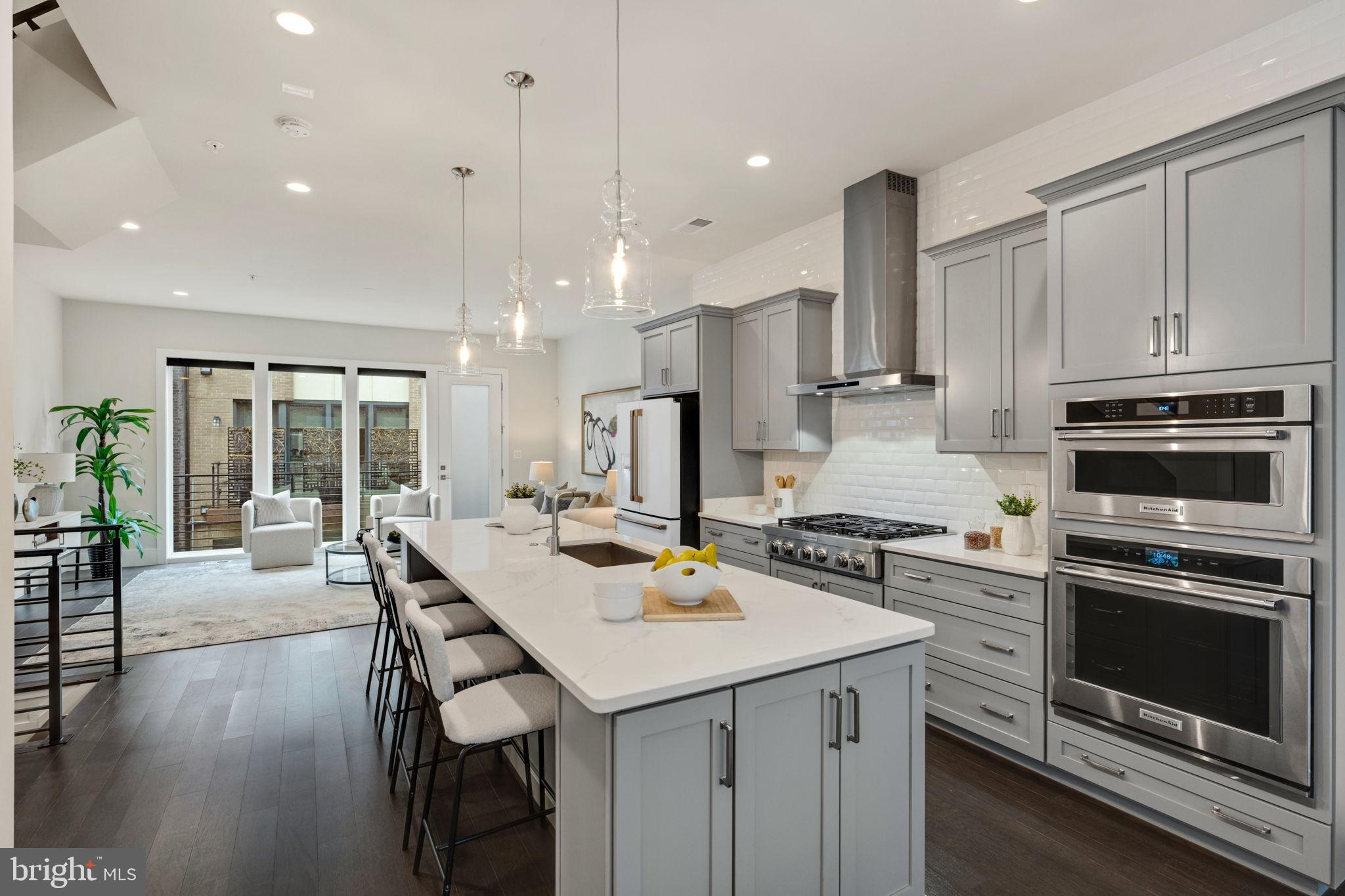 EISENHOWER SQUARE - Residential