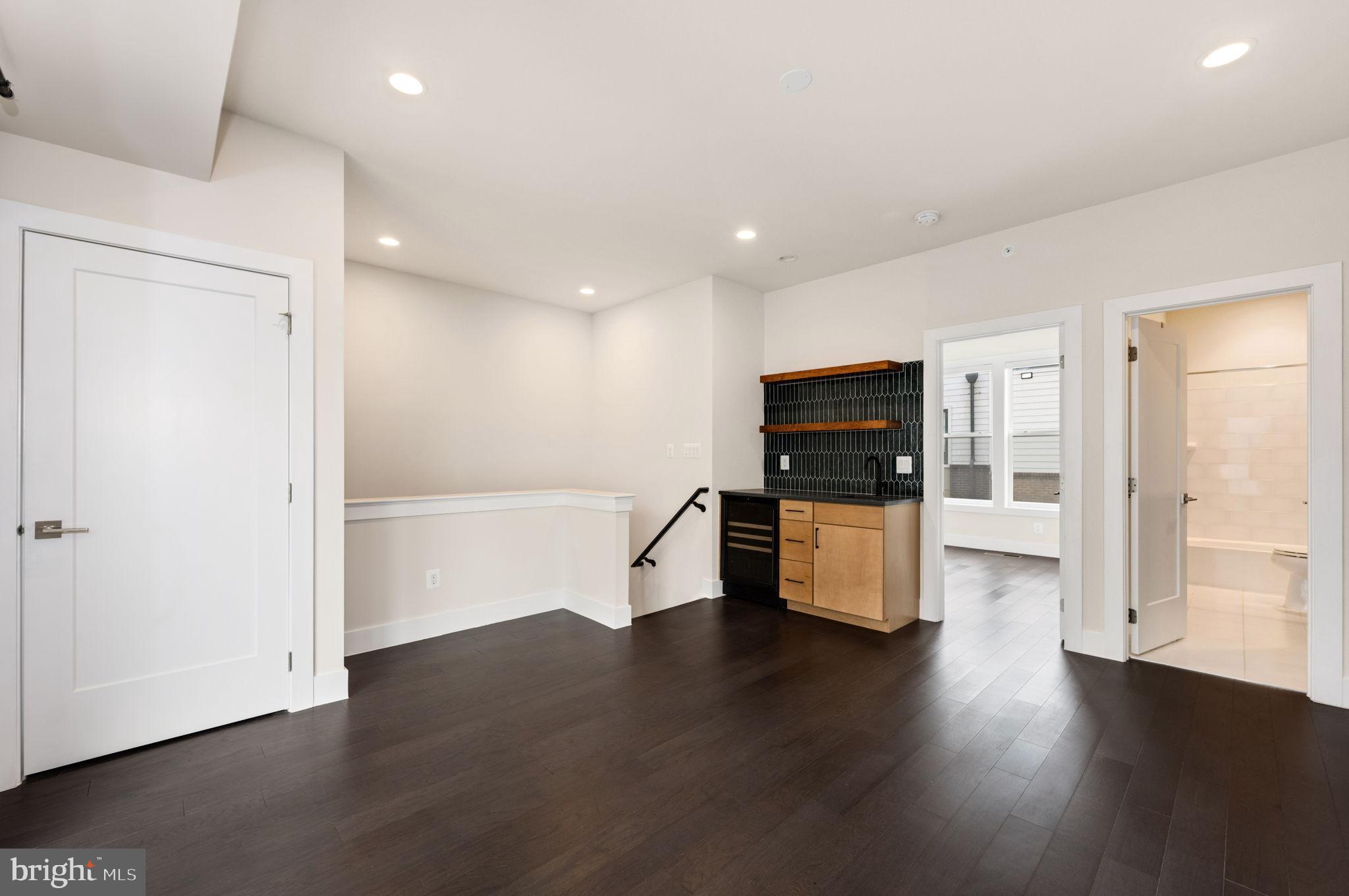 EISENHOWER SQUARE - Residential