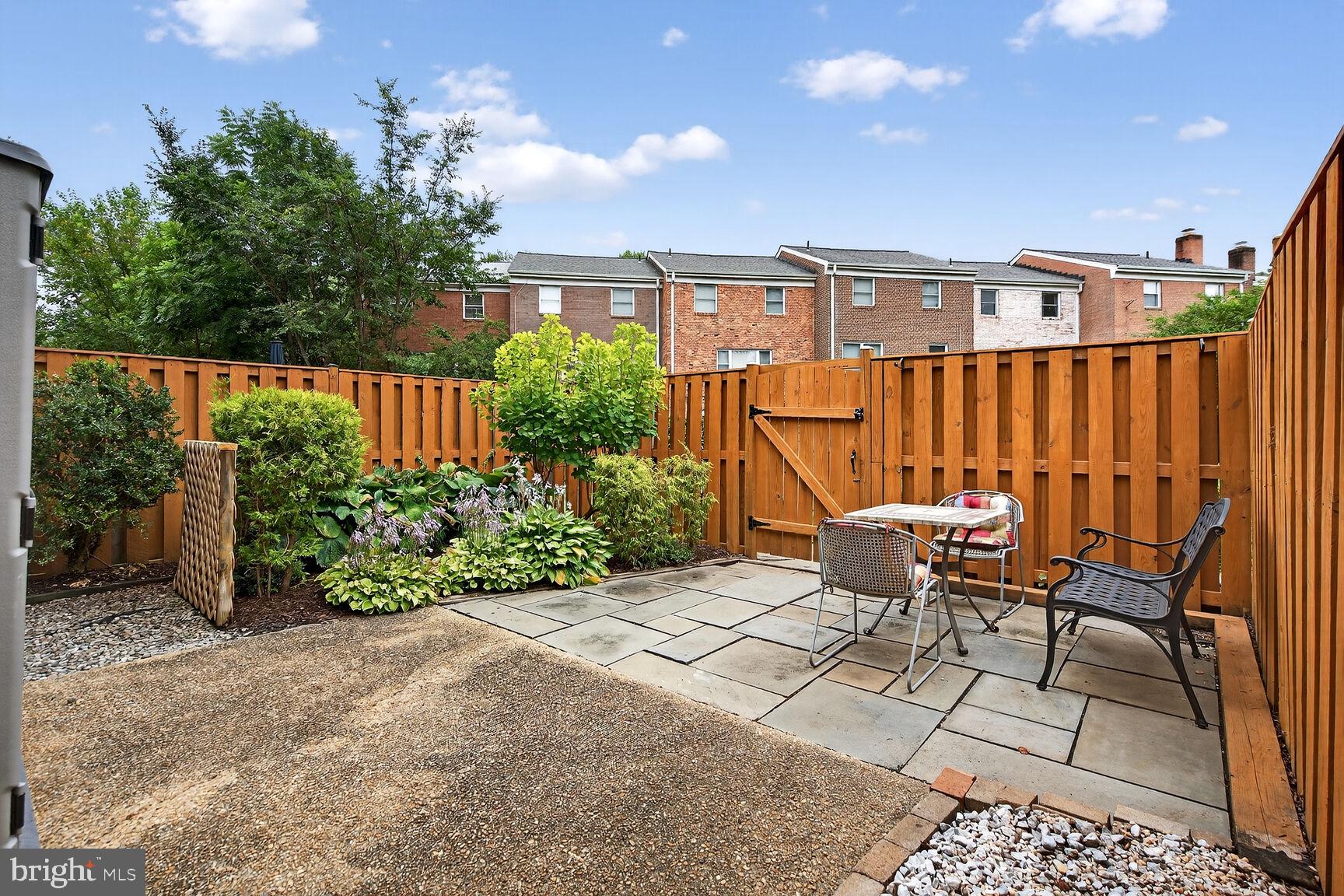 COURTHOUSE SQUARE - Residential