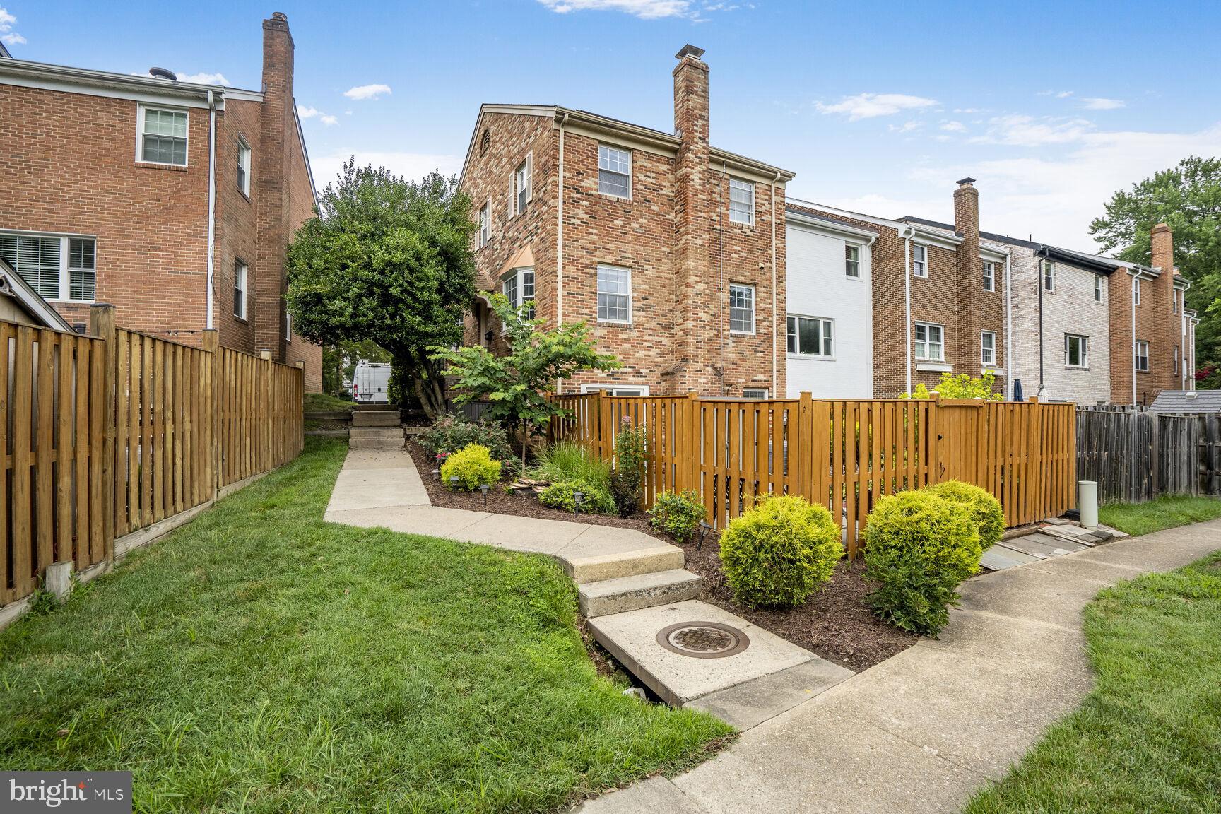 COURTHOUSE SQUARE - Residential