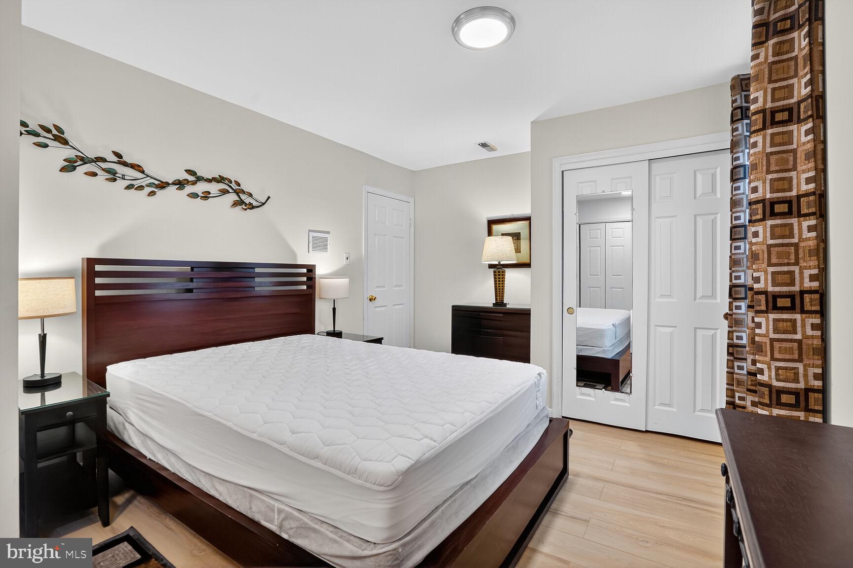 COURTHOUSE SQUARE - Residential