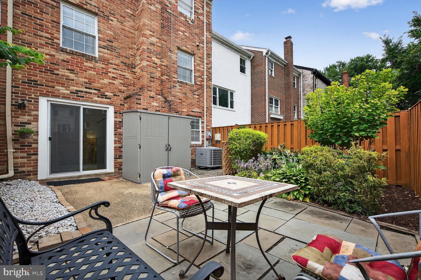 COURTHOUSE SQUARE - Residential