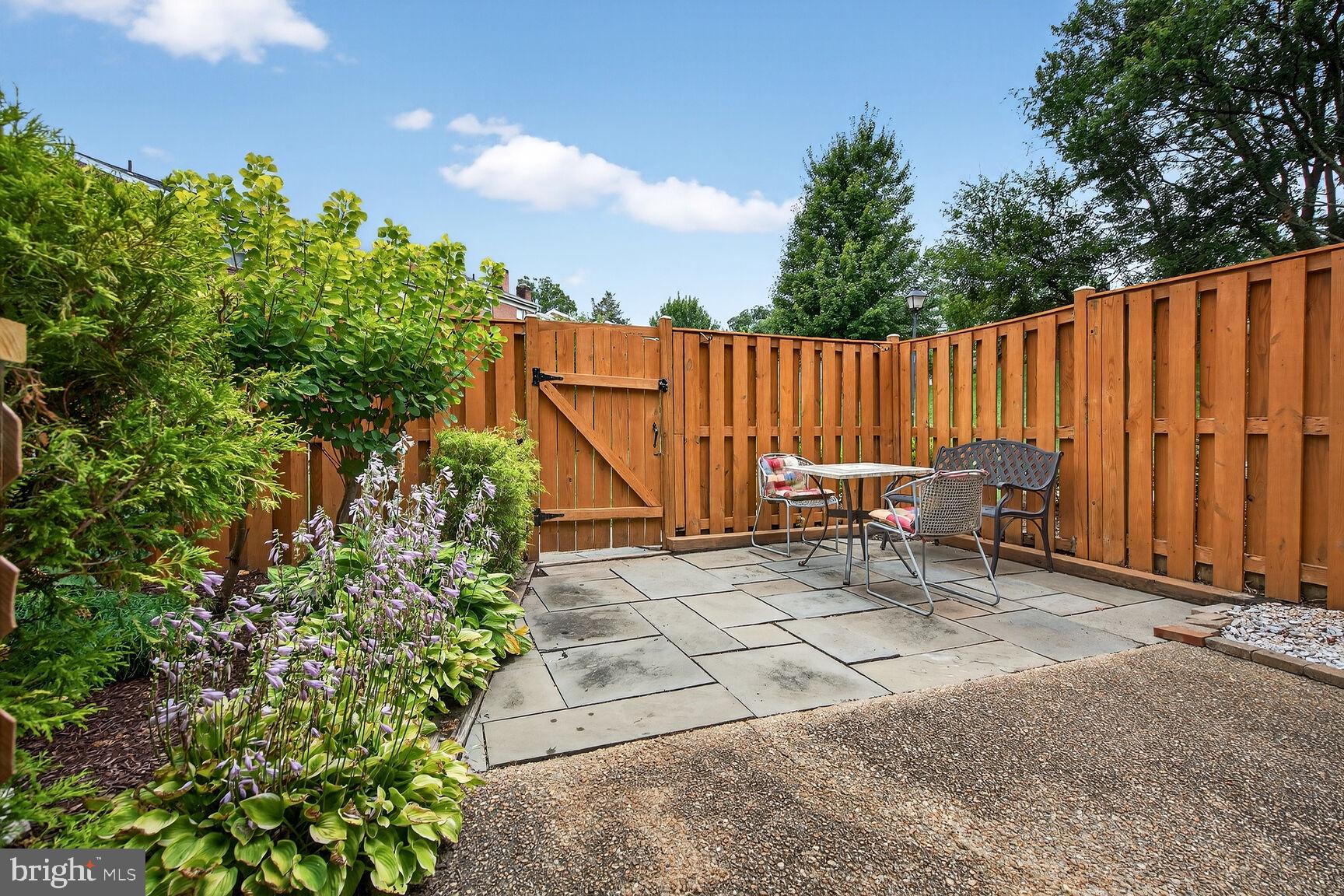 COURTHOUSE SQUARE - Residential