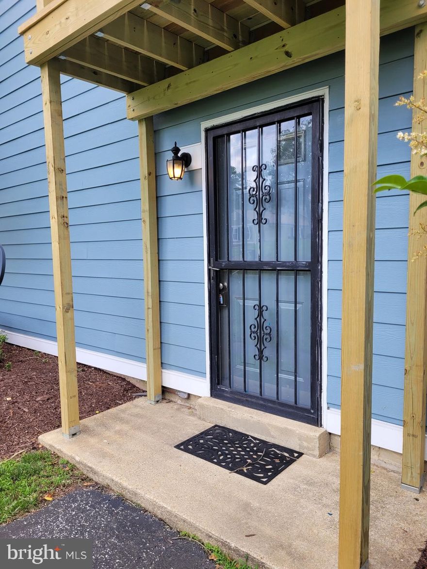 Lovely 2 bedroom unit with a garage. Come and enjoy this protection from the weather. Entrance from the garage to the unit.