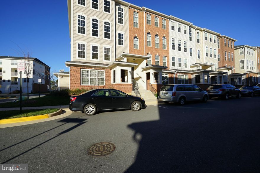 BRIGHT AND OPEN DESIGN TH STYLE GARAGE CONDO, HARDWOOD FLRS IN KITCHEN, GOURMET KITCHEN W/ SS ALLIANCES & UPGRADED GRANITE COUNTER TOPS, 42  CABINETS AND KNOBS. 9 Ft CEILINGS, FIREPLACE IN FAMILY ROOM, UPGRADED WOOD BLINDS, HUGE MASTER BEDROOM WITH WALK IN CLOSET, MASTER BATH W/ SOAKING TUB AND SEP. SHOWER, BEST VALUE IN CENTREVILLE CROSSING!