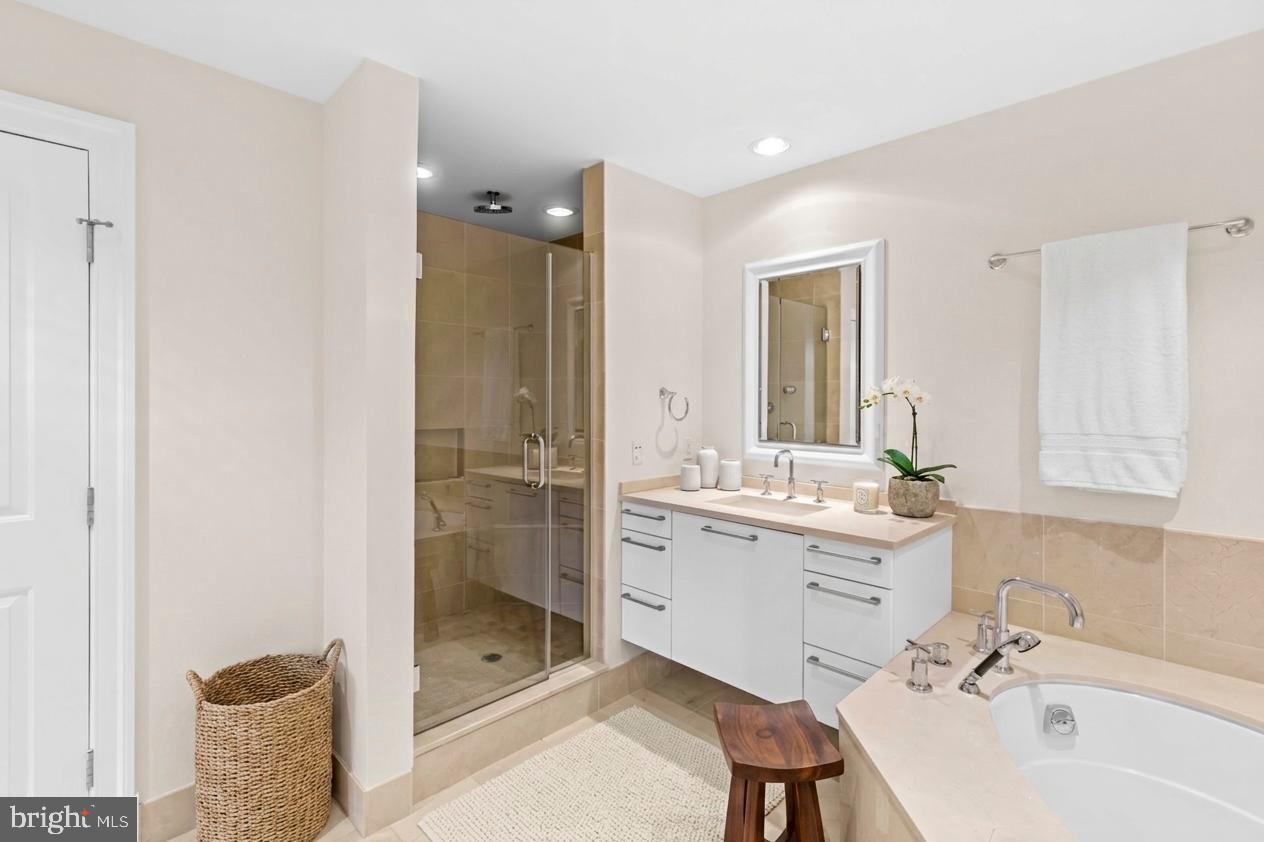 THE RITZ-CARLTON RESIDENCES - Residential