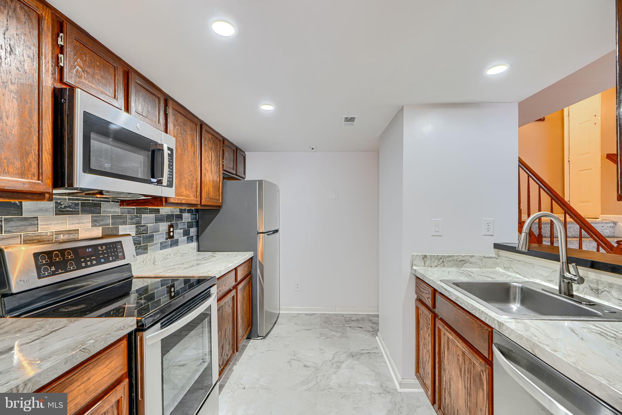 LAUREL LAKES - Residential