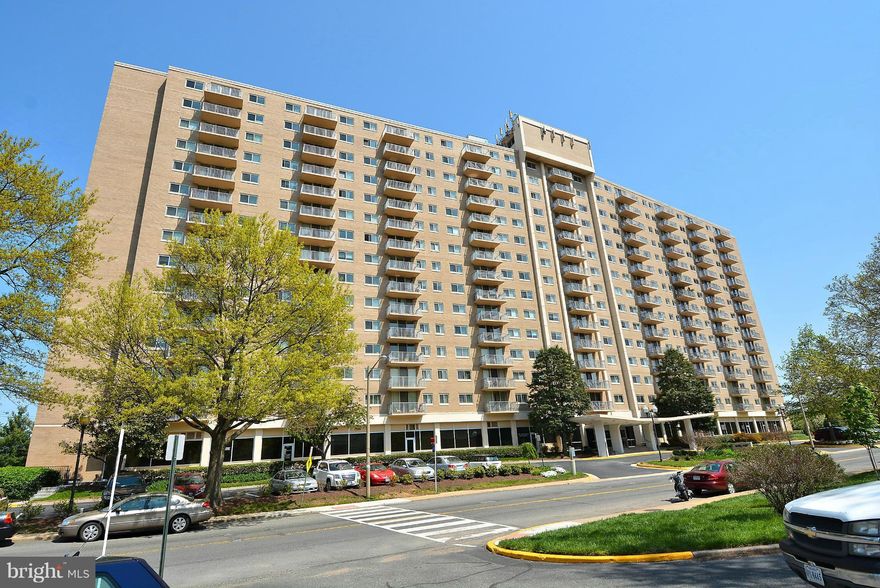 Modern, bright and beautiful 1 BR/1 BA condo in Parceast. Relax and enjoy panoramic views from your private 14th floor balcony. Completely renovated with beautiful new kitchen and bath.  Spacious bedroom with walk-in closet. Complex amenities include workout facility, tennis, outdoor pool, dog park & addit. storage. DASH bus to Pentagon at the door. Shirlington & Old Town restaurants and shopping!