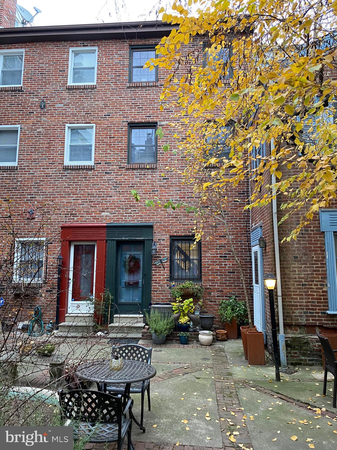 Tucked within a picturesque garden courtyard, this well-maintained 2 bedroom 1.5 bath with laundry, trinity home offers comfort and character in one of Center City’s most desirable neighborhoods. The main level features a cozy living area complete with an ornamental brick fireplace. Downstairs, you’ll find a spacious, finished lower level with an inviting eat-in kitchen—ideal for both everyday living and entertaining. Upstairs, there are two comfortably sized bedrooms, along with a full bath, a half bath, and the added convenience of an in-unit washer and dryer. Located in the highly regarded McCall School catchment, this home is just steps from beautiful parks, Jefferson and Penn hospitals, Whole Foods, and the vibrant dining and shopping scene of Midtown Village.
With a Walk Score of 98, city living doesn’t get much more convenient. Available early August.