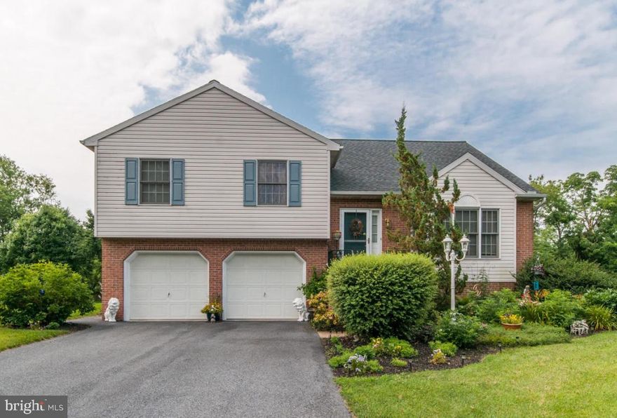 SITED ON A LARGE PRIVATE LEVEL LOT WITH A PEACEFUL STREAM OPENING TO FARM LAND , WHILE CENTRALLY & CONVENIENTLY LOCATED IN HEMPFIELDS' HIGHLY DESIRABLE SCOTLAND ESTATES. THIS STRIKING BI-LEVEL HAS BEEN TOTALLY RENOVATED, PROFESSIONALLY REMODELED & DECORATED IN A ''MODEL'' LIKE HOME STYLE, READY TO MOVE IN. NICE DRAMATIC OPEN  FLOOR PLAN WITH THE HUGE HIGH CEILING, WITH CEILING  FAMILY ROOM SEEN FROM THE SHORT STEPS UP FROM THE LARGE EAT-IN KITCHE