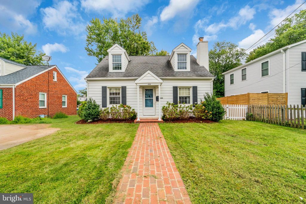 Photo of 2805 W George Mason Road, FALLS CHURCH, VA 22042 (MLS # VAFX2277168)