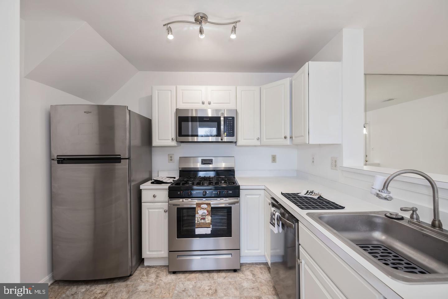 1025 GARDENVIEW LOOP 301