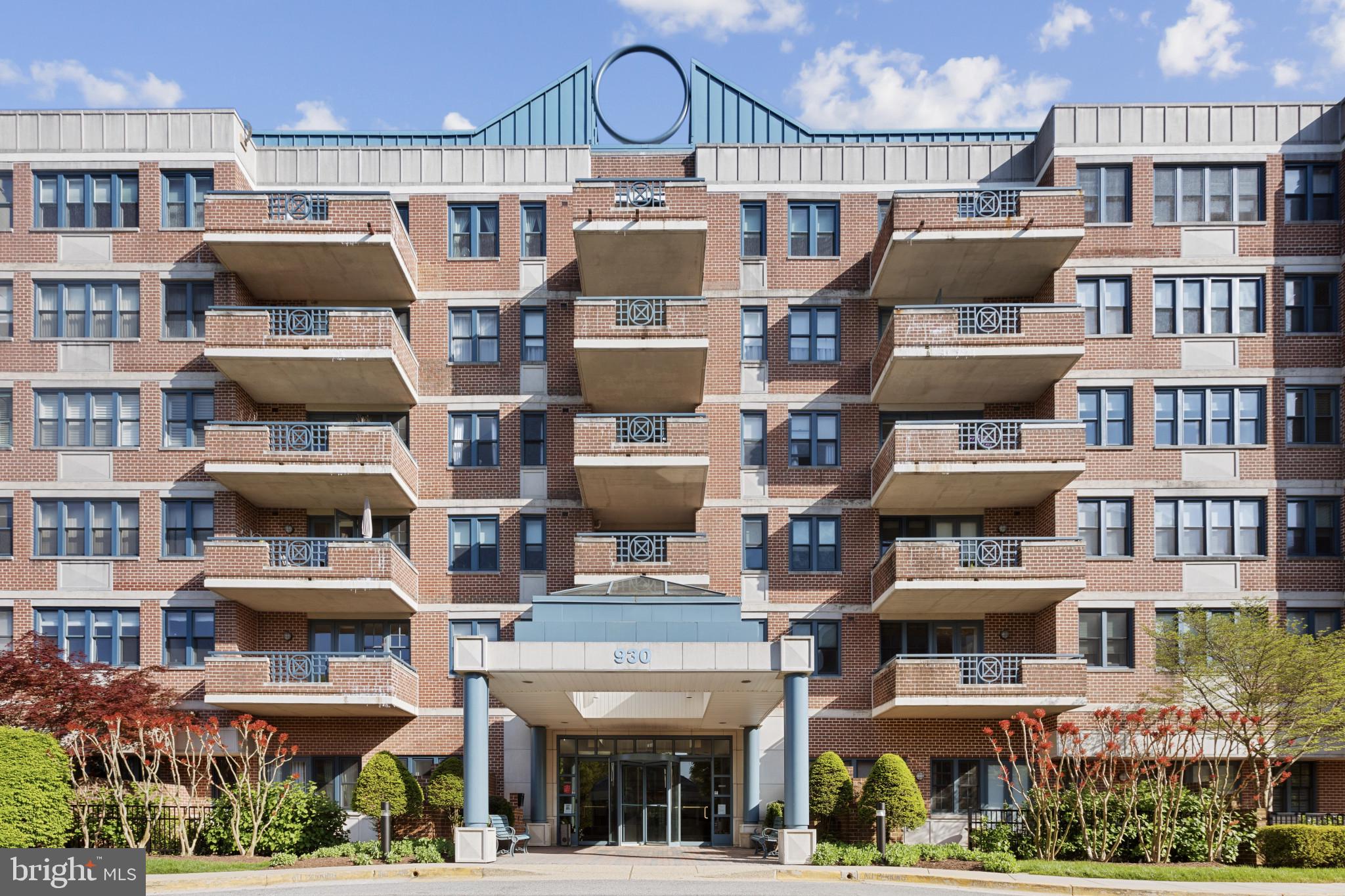 Contemporary and beautifully maintained, this 2 bedroom, 2.5 bath penthouse condominium offers 1,926 square feet of stylish living in the sought-after 55+ community of South River in Heritage Harbour. Step into the welcoming foyer and into the stunning open-concept main level, where laminate flooring flows seamlessly throughout the spacious living room with a cozy wood-burning fireplace, a dining area with access to the balcony, and a charming breakfast nook. The well-appointed kitchen features stainless steel appliances, granite countertops, a breakfast bar, ample cabinetry, a pantry, and a convenient powder room nearby. Also on the main level is the luxurious primary suite, complete with two walk-in closets and a beautifully remodeled en suite bath featuring a double vanity, a private water closet, and a large shower with an oversized bench seat. A floating staircase leads to the upper level, where you'll find a generously sized second bedroom with its own walk-in closet and private en suite bath. An open storage area adds flexibility to the layout. Enjoy the exceptional amenities of this vibrant community, including indoor and outdoor pools, a sauna, hot tub, billiard room, library, picnic area, putting green, tennis courts, and water/lake privileges. One assigned parking space is included.