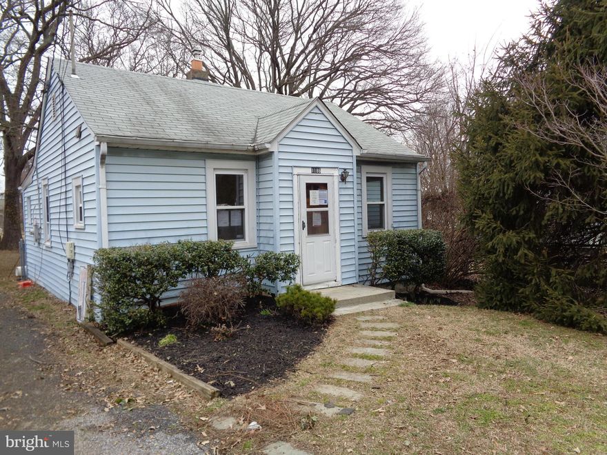 * Price Reduction*. Very nice 3 bedroom 1 bathroom cottage, minutes away from downtown Annapolis.  Large back yard in a fenced in yard.  Large driveway for off street parking.  Deck in the back for outdoor entertaining.
