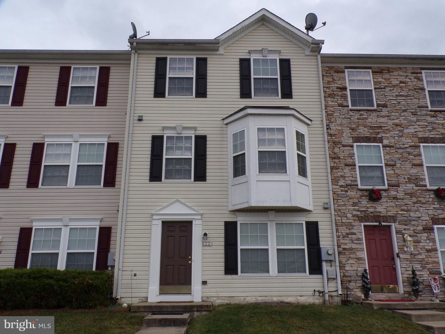 Move in Ready 3 bedroom 2.5 bath townhouse that has been freshly painted throughout and features vaulted ceilings in all 3 bedrooms in the Fairways West neighborhood .  Great location just minutes to I-81, Route 9, Rt 45, shopping, medical facilities and restaurants.  Would make a great starter home.  Schedule your showing today!