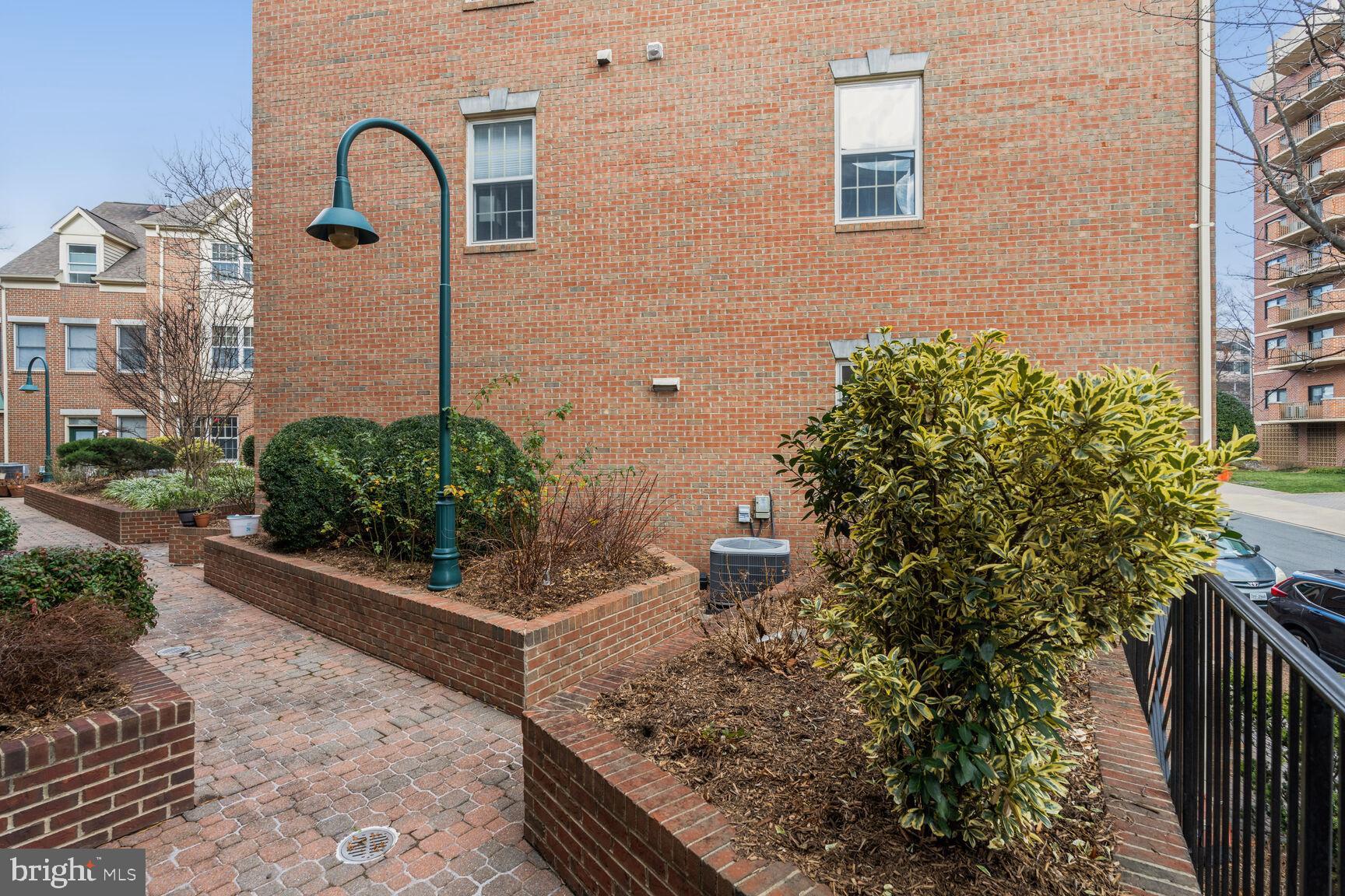 COURTHOUSE TRIANGLE - Residential Lease