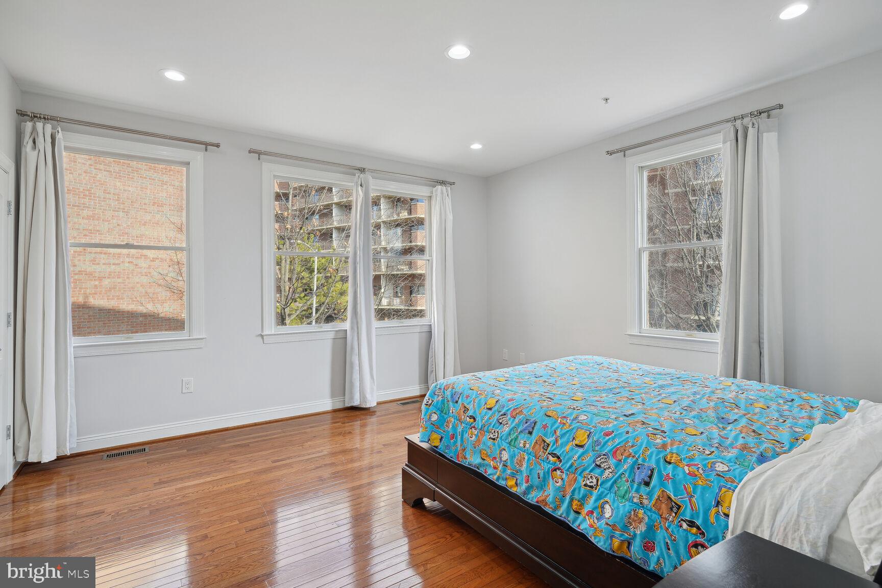 COURTHOUSE TRIANGLE - Residential Lease