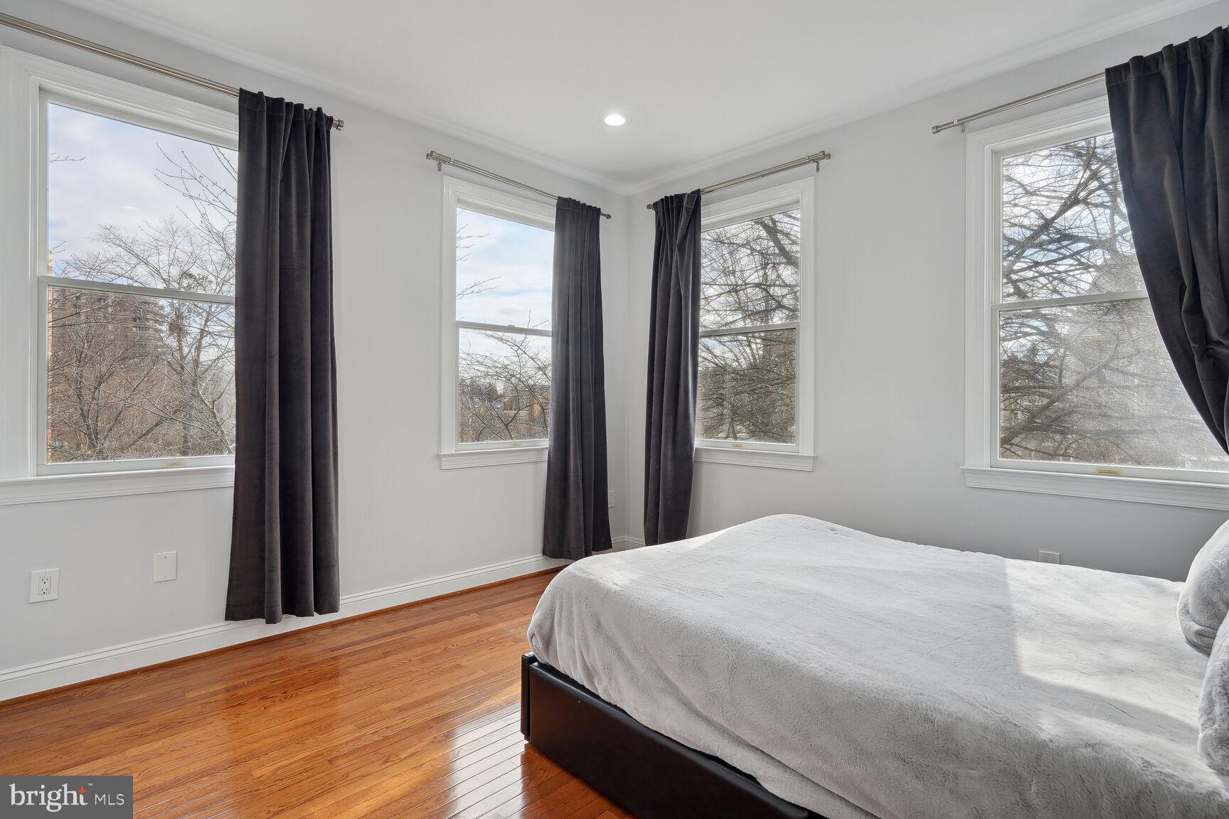 COURTHOUSE TRIANGLE - Residential Lease