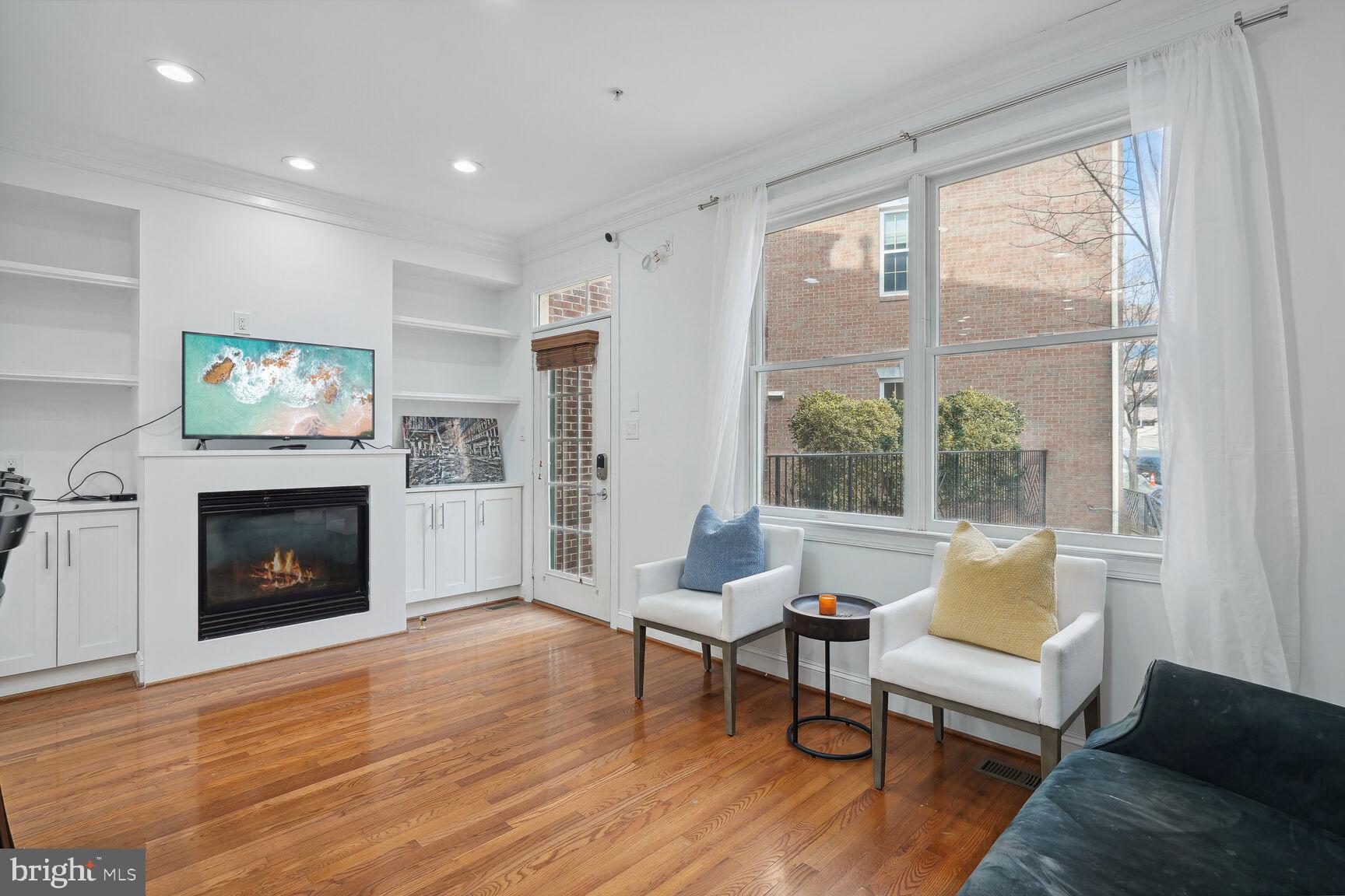 COURTHOUSE TRIANGLE - Residential Lease