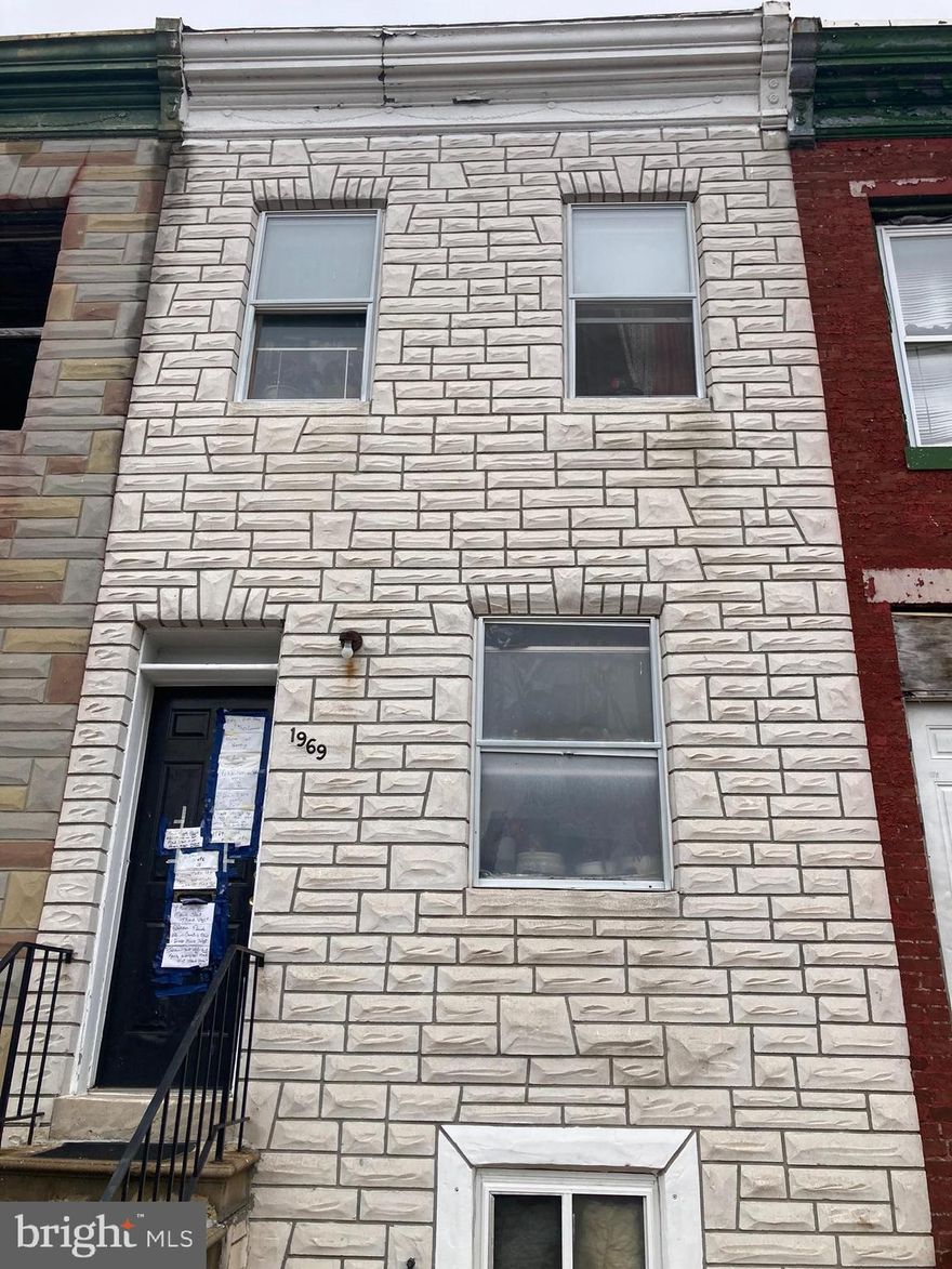 Investor special!
This property is occupied. Showings to be coordinated through listing agent. Limited information is available. All data should be confirmed by buyer.