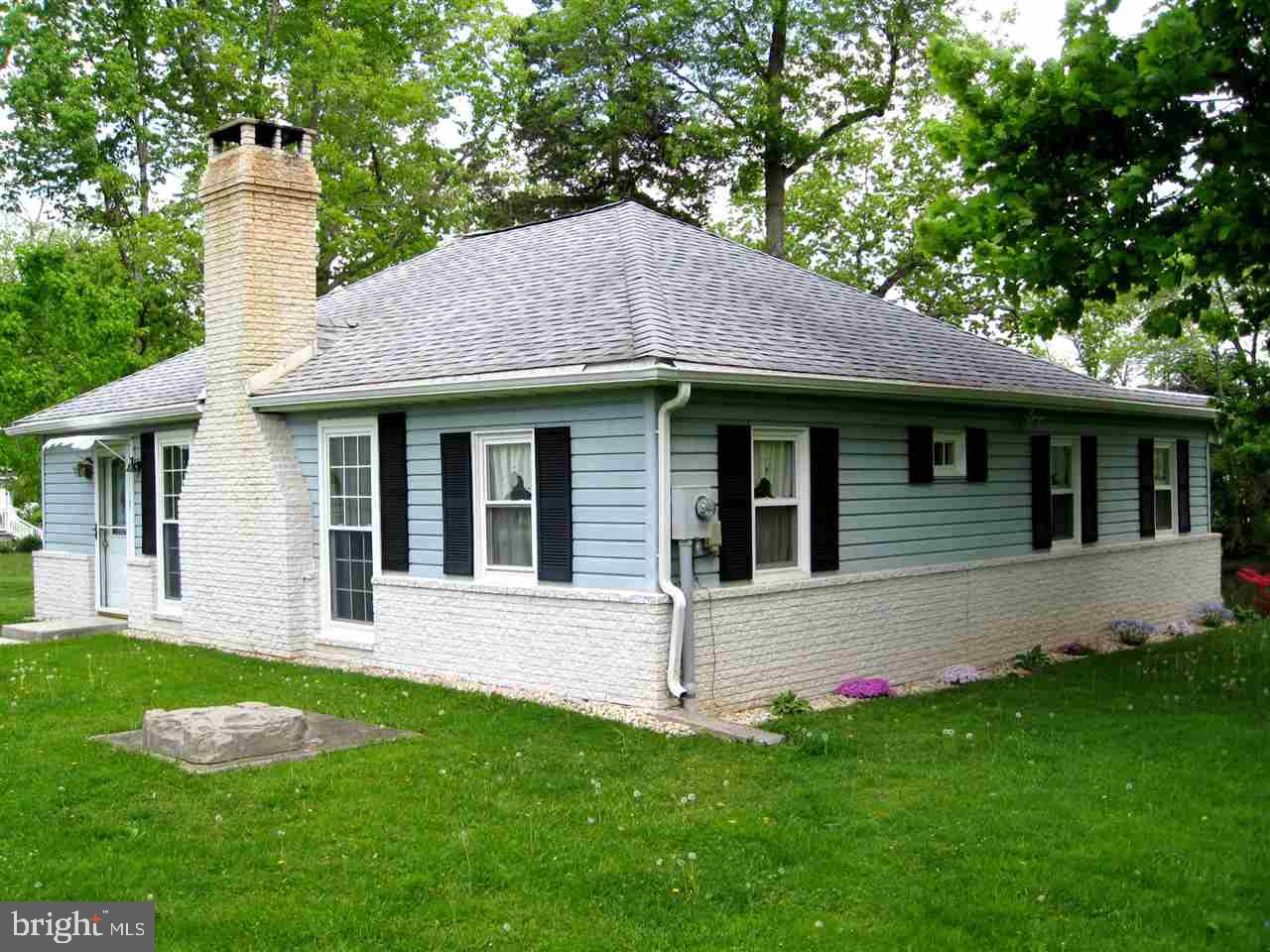 RANCHER ON BEAUTIFUL SETTING ALONG THE WATER. GREAT YEAR-ROUND OR VACATION HOME. INSIDE IS NEWLY REMODELED. ENJOY THE VIEW FROM THE 4 SEASON RM. HAS A STUDIO RM WHICH COULD BE CONVERTED BACK TO A GARAGE. NEW SHED FOR STORAGE. HUGE LOT FOR ENTERTAINING. ENJOY BOATING, FISHING & RELAXING.