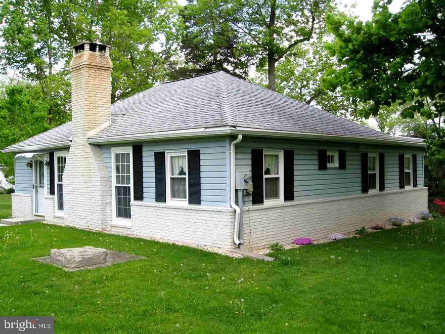 RANCHER ON BEAUTIFUL SETTING ALONG THE WATER. GREAT YEAR-ROUND OR VACATION HOME. INSIDE IS NEWLY REMODELED. ENJOY THE VIEW FROM THE 4 SEASON RM. HAS A STUDIO RM WHICH COULD BE CONVERTED BACK TO A GARAGE. NEW SHED FOR STORAGE. HUGE LOT FOR ENTERTAINING. ENJOY BOATING, FISHING & RELAXING.