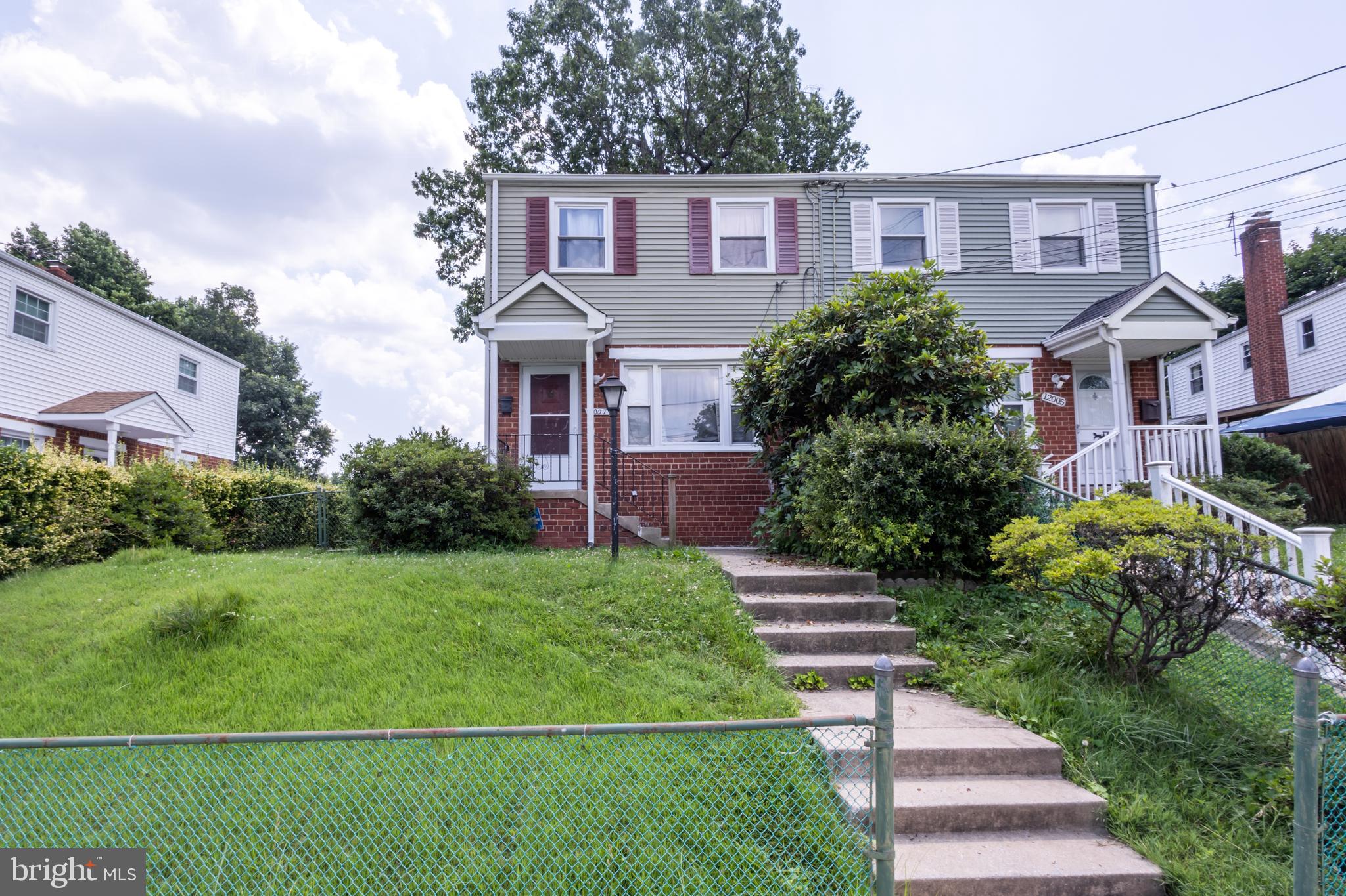 🏡 1BR End-Unit Townhome | Renovated Bath | Fenced Yard | Pet Friendly | Silver Spring, MD
Don’t miss this spacious and updated 1-bedroom, 1-bath end-unit townhome in the heart of Silver Spring! This charming rental features a fully renovated bathroom (2024), a large bedroom with room for a king-size bed, and a full-size laundry area with extra storage.
Enjoy a lower level private, fully fenced backyard—perfect for relaxing, entertaining, or letting your pets run free. That’s right: no pet restrictions here! Plus, this home is professionally managed for peace of mind and responsive support.
✨ Features:
1 Large Bedroom | 1 Full Bath (Renovated 2024)
Full Laundry Area + Extra Storage
Fenced Backyard – Pet Friendly (No Restrictions)
End-Unit Privacy Lower Level
Kitchen and Laundry is shared
Professionally Managed
Available Immediately
📍Located near shops, restaurants, parks, and major commuter routes. Enjoy the perfect mix of comfort, convenience, and flexibility.
📅 Available Now
📞 Schedule your tour today!
https://apply.link/l89t-uc
RentSpree Online Application Link