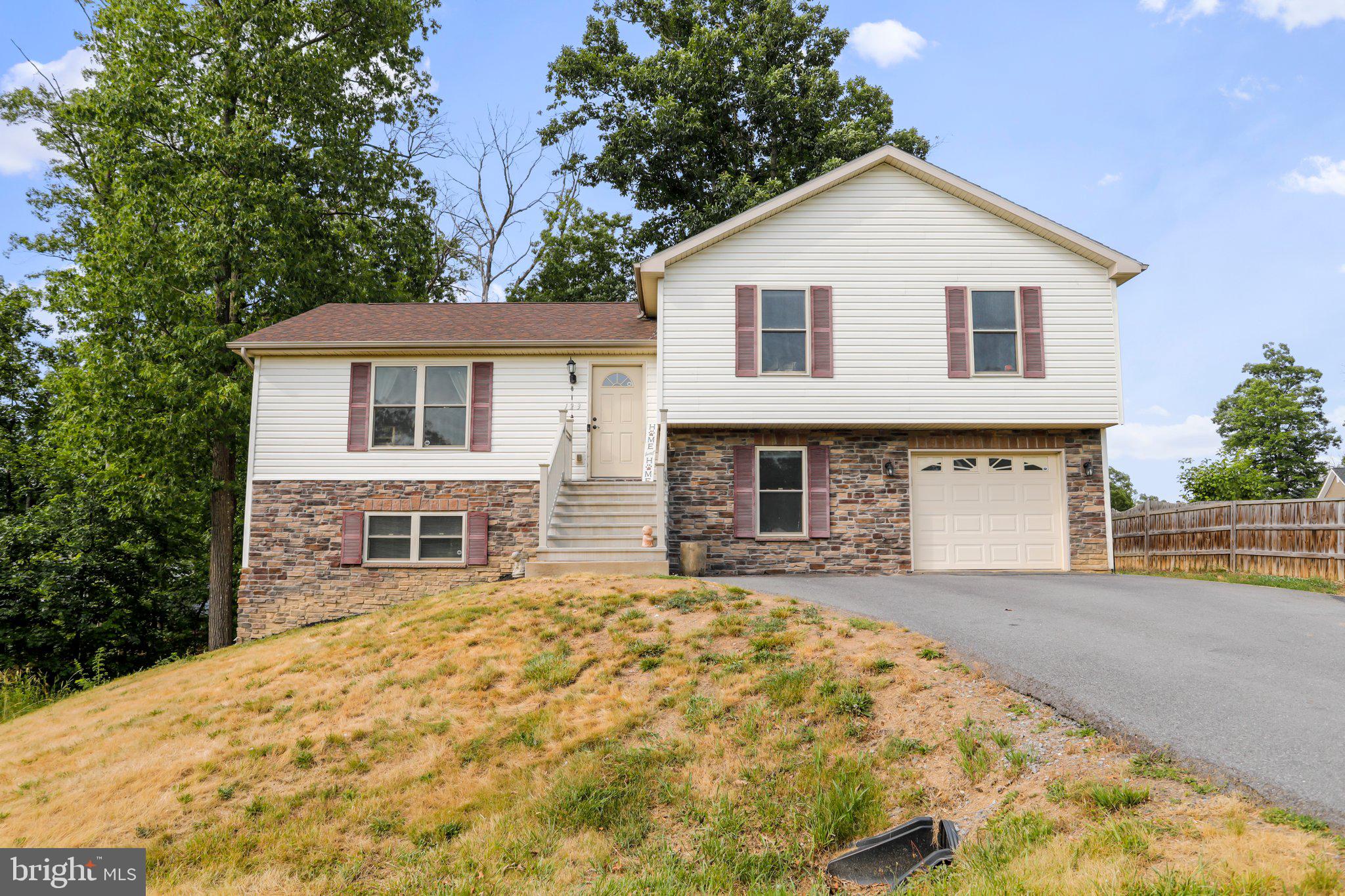 MIDDLE CREEK MANOR - Residential