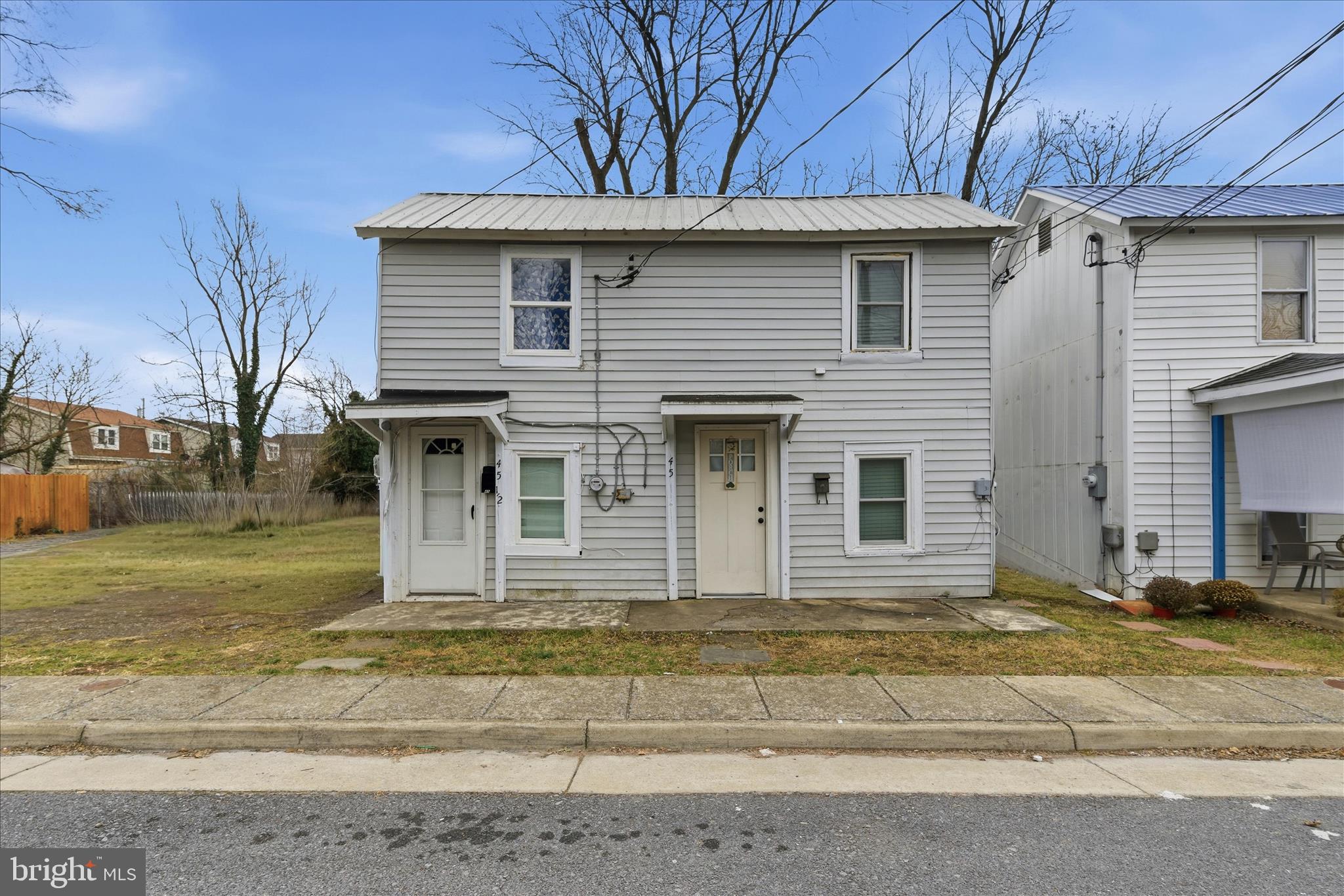 Main image without alt text