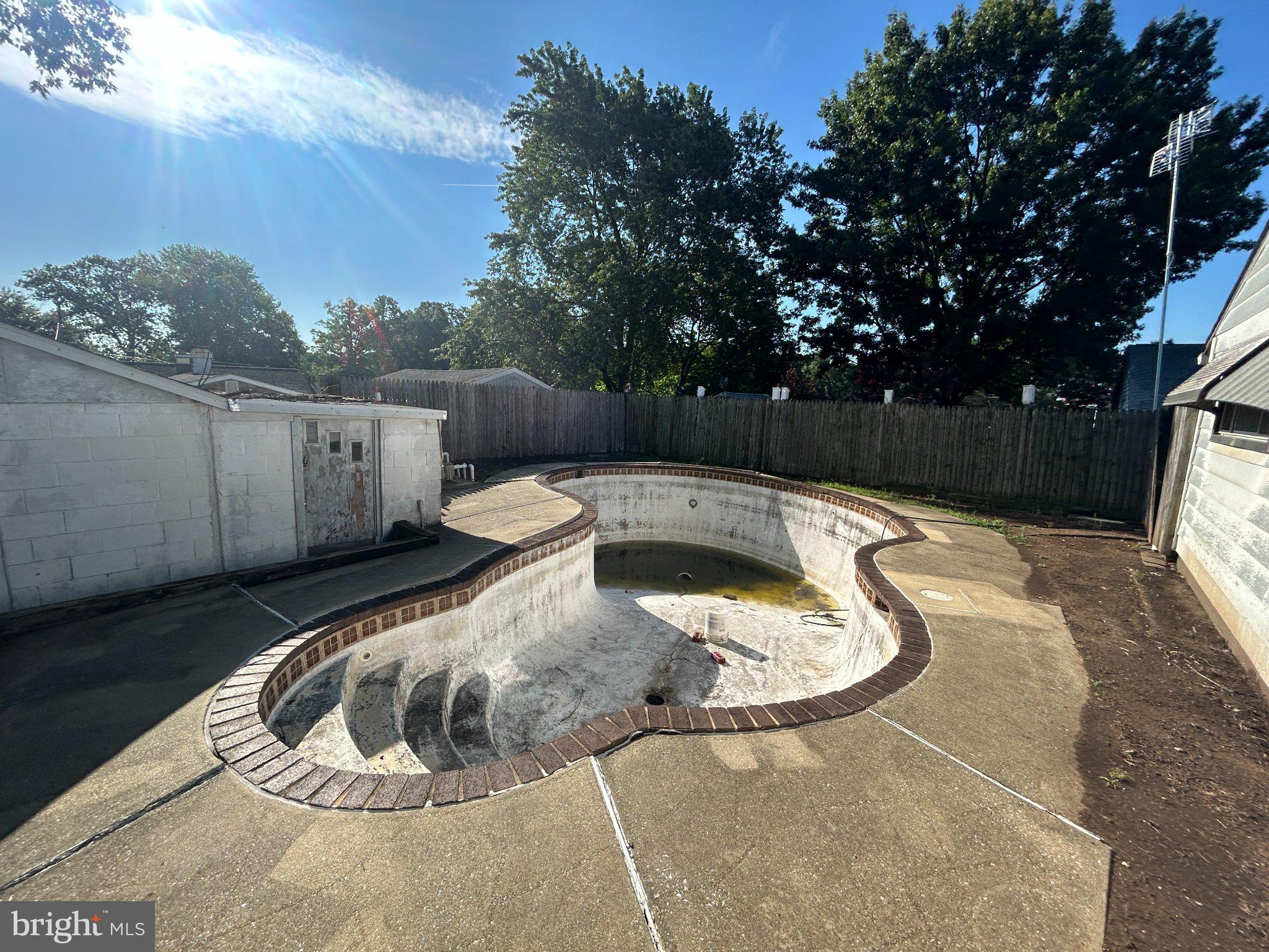 2421 SARATOGA AVENUE