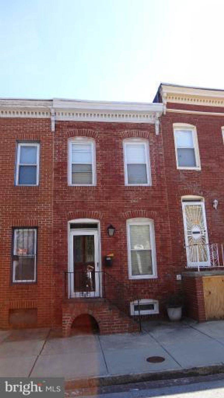 Beautiful 2bedroom home on VERY quiet one way st. 2story dining room, hardwoods, exposed brick ,private patio/deck, new skylights and more! All just steps from stadiums and inner harbor.