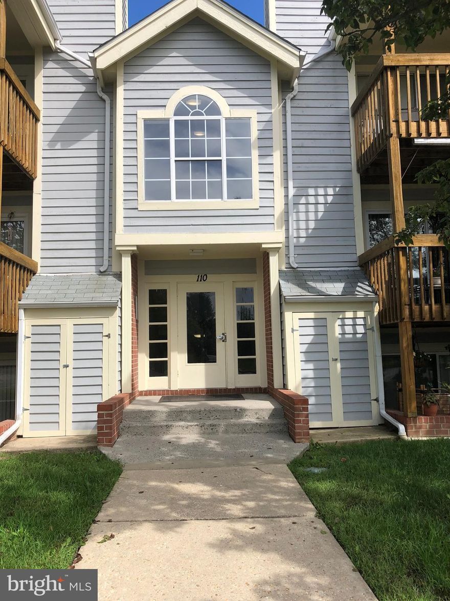 2 bedroom / 2 full bathroom Condo located in Cromwell Fountain. Close to Shopping, Restaurants and Transportation.  Patio to open  space with well kept grass and trees,  ceiling fans and lights.   Estate Sale - Property is being sold As-Is.   Shows Well.