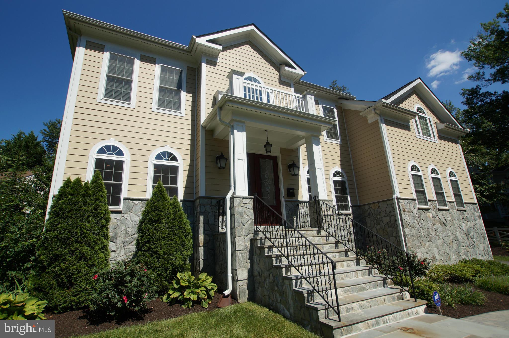 COUNTRY CLUB MANOR - Residential