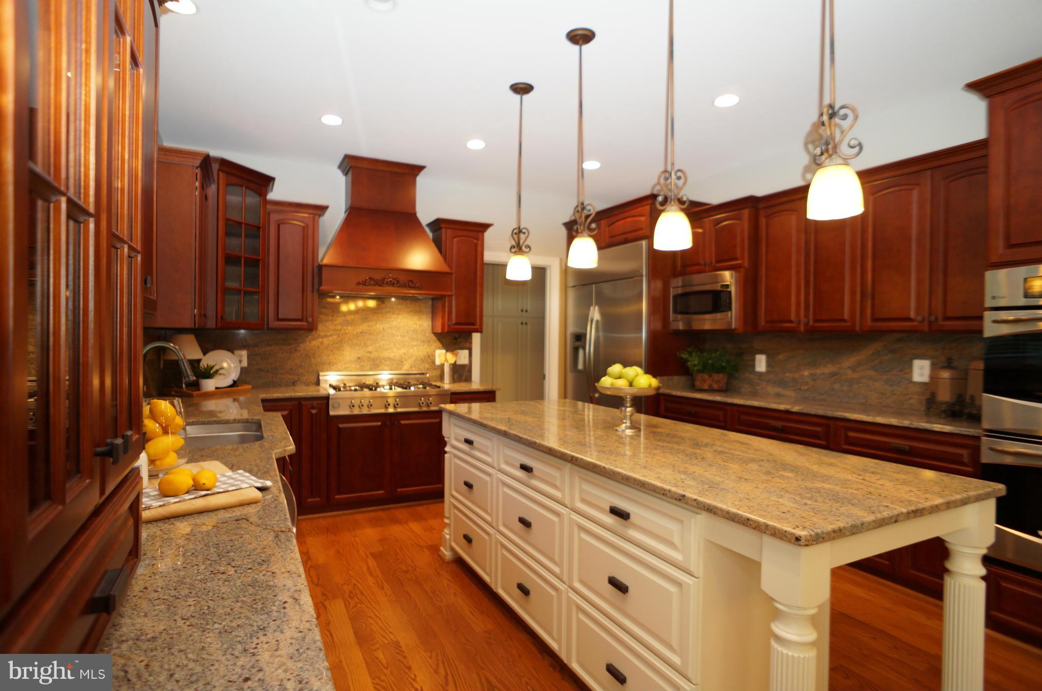 COUNTRY CLUB MANOR - Residential