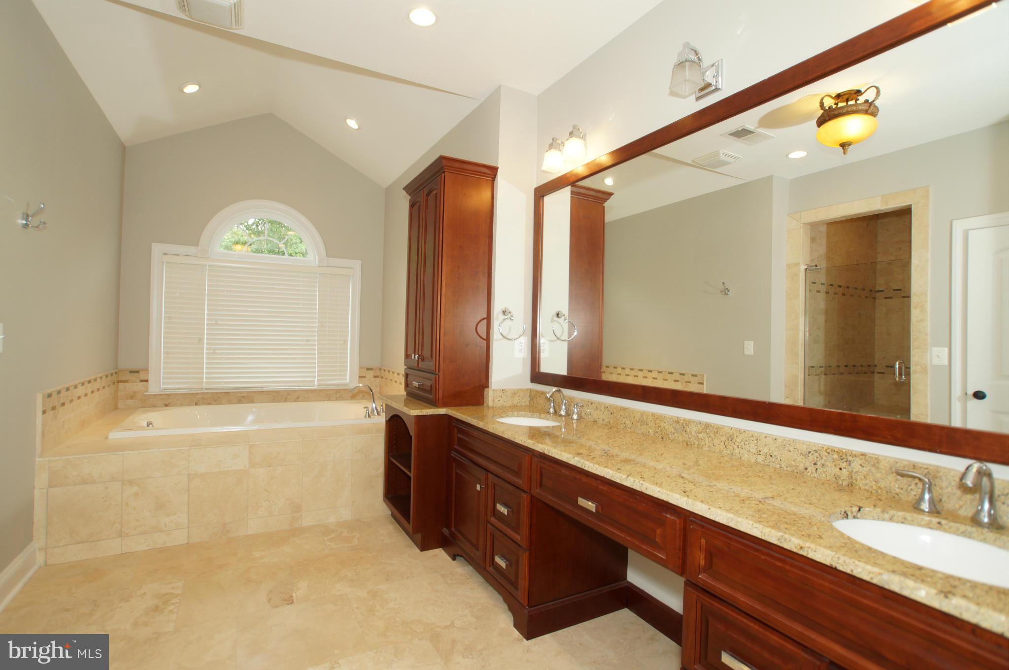 COUNTRY CLUB MANOR - Residential